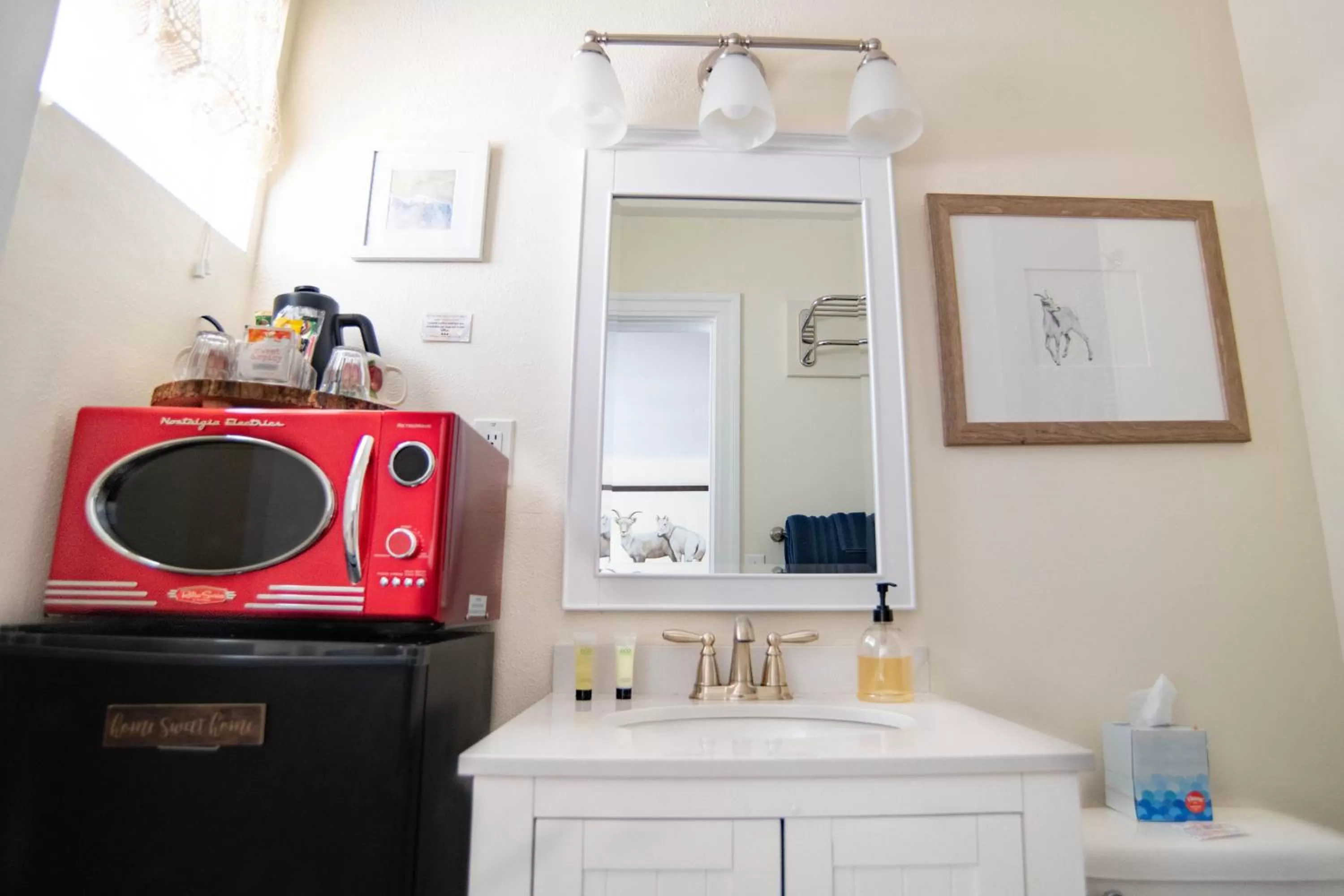 Bathroom in Mt Williamson Motel and Basecamp