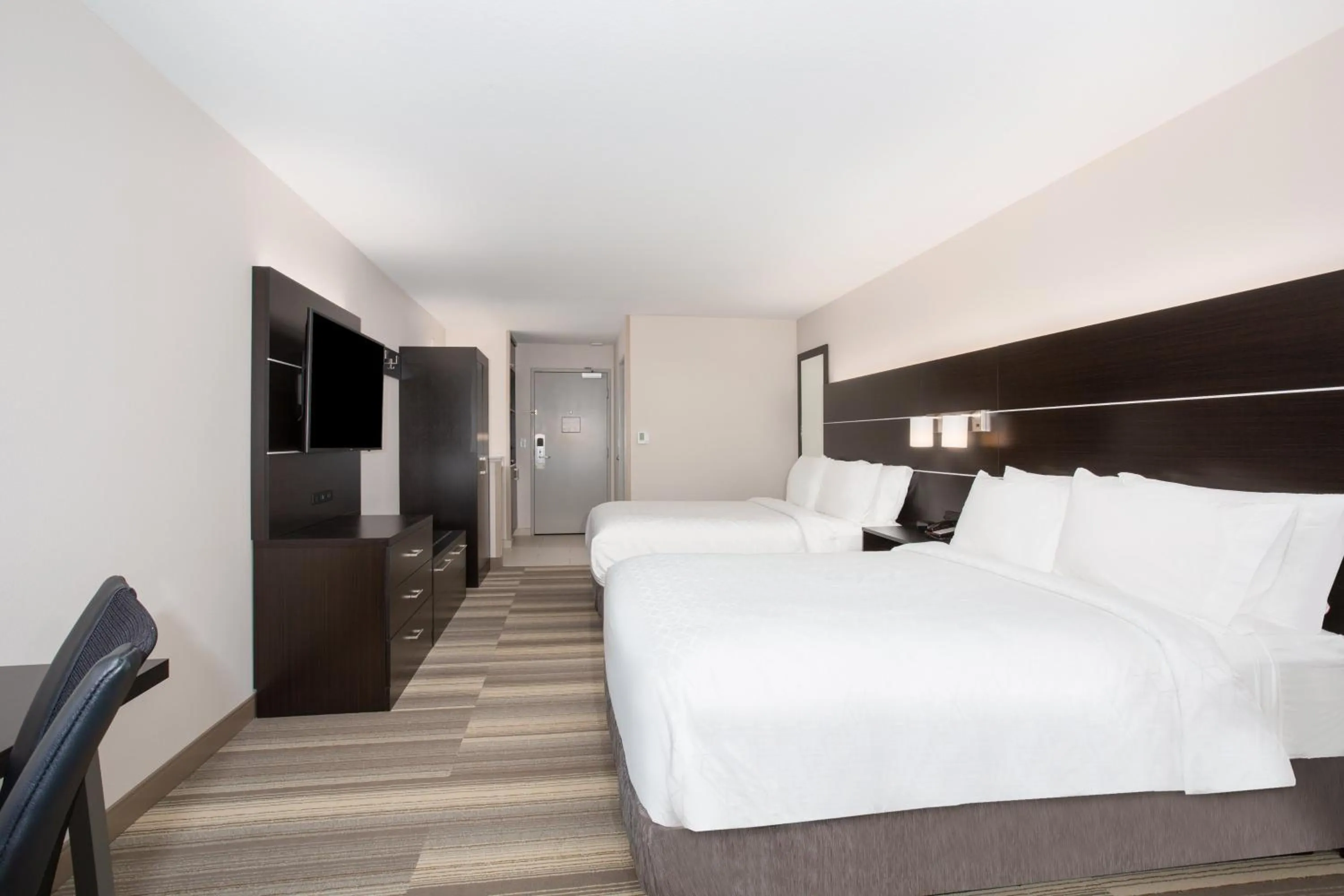 Photo of the whole room, Bed in Holiday Inn Express & Suites Lincoln City by IHG
