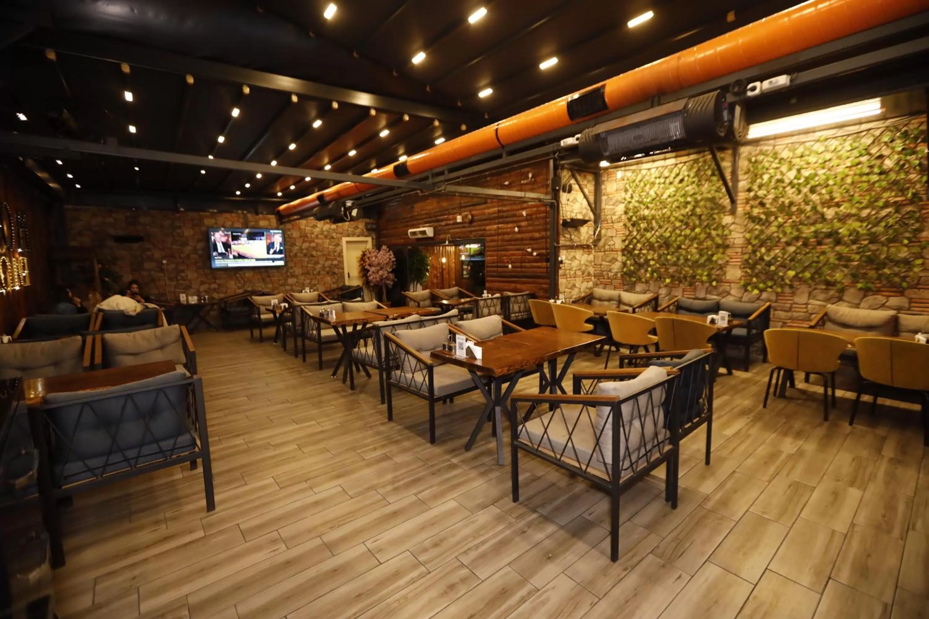 Restaurant/places to eat in The Queen Hotel