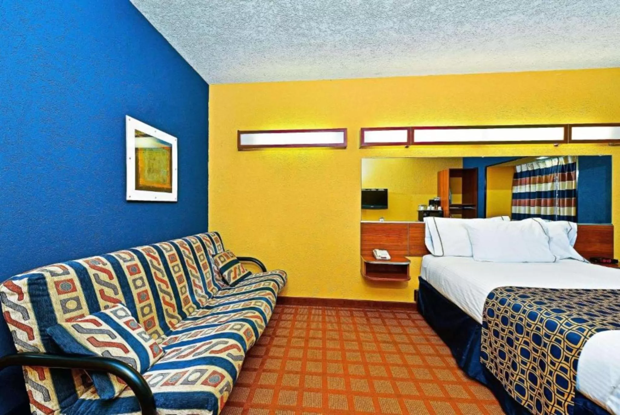 Seating area, Bed in Microtel Inn & Suites by Wyndham New Braunfels I-35