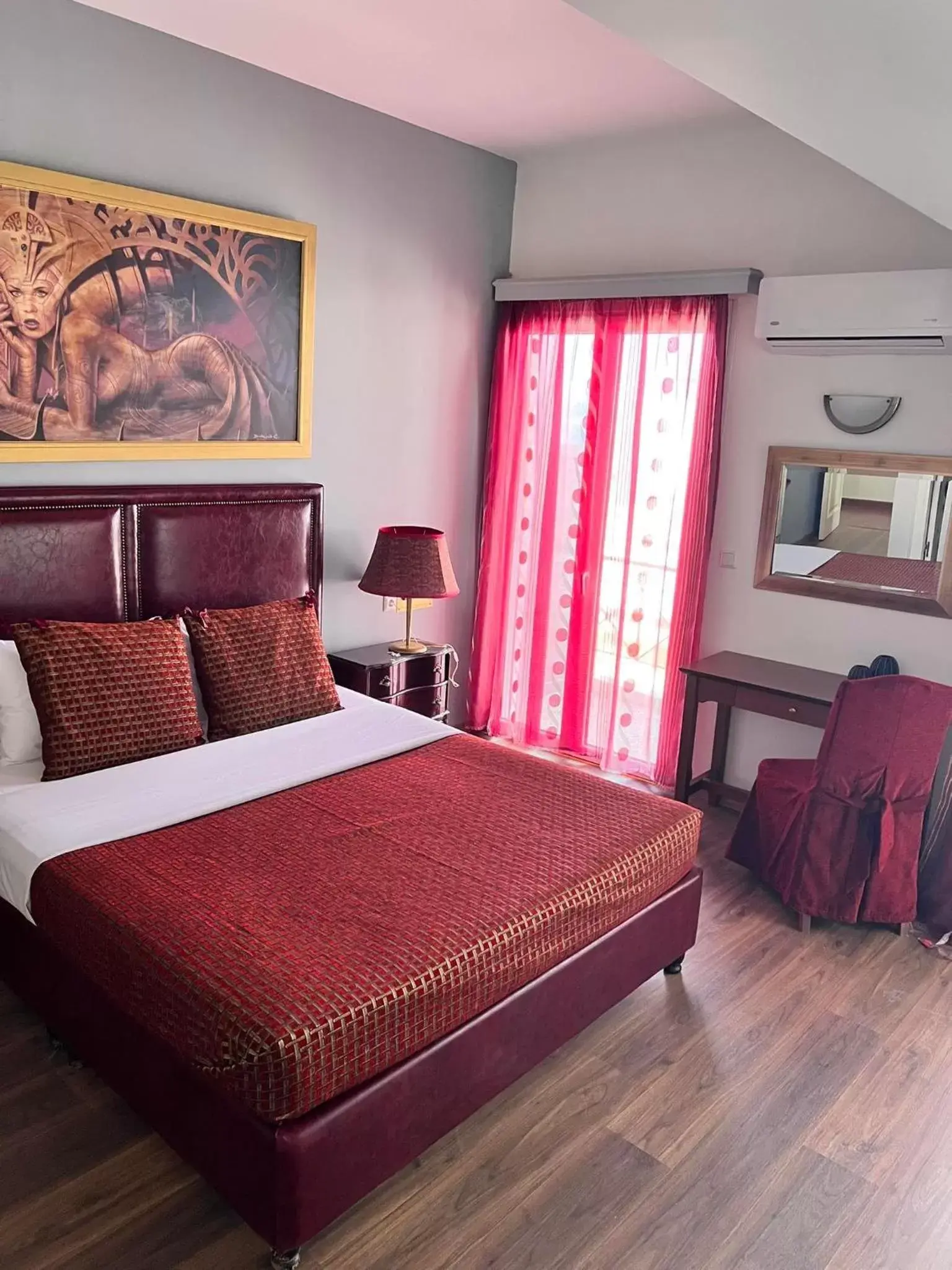 Triple Room in Queens Leriotis Hotel Triple Room in Queens Leriotis Hotel