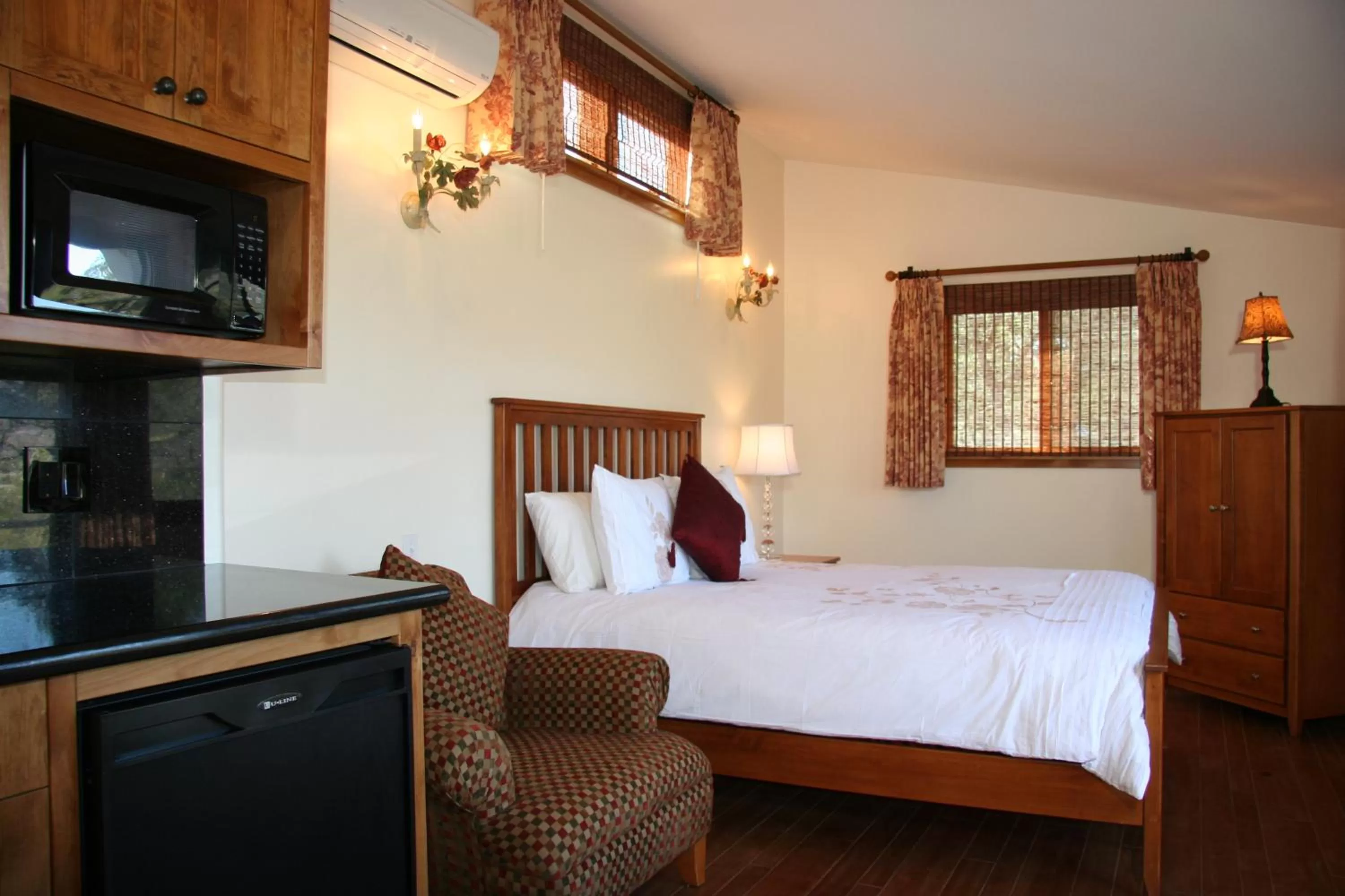 Bedroom, Bed in Ojai Retreat & Inn