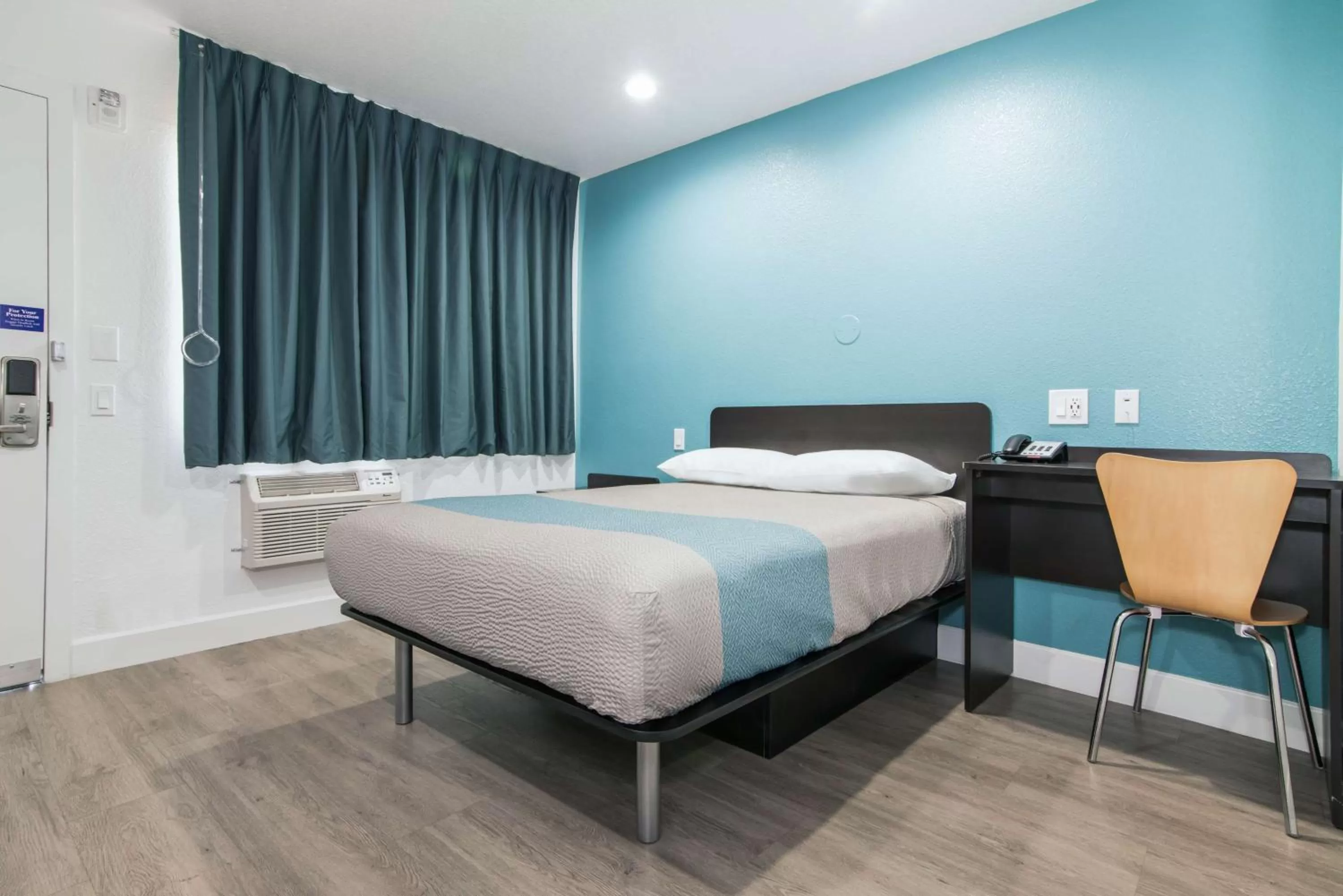 Seating area, Bed in Motel 6 - Moreno Valley - Riverside March Air Base