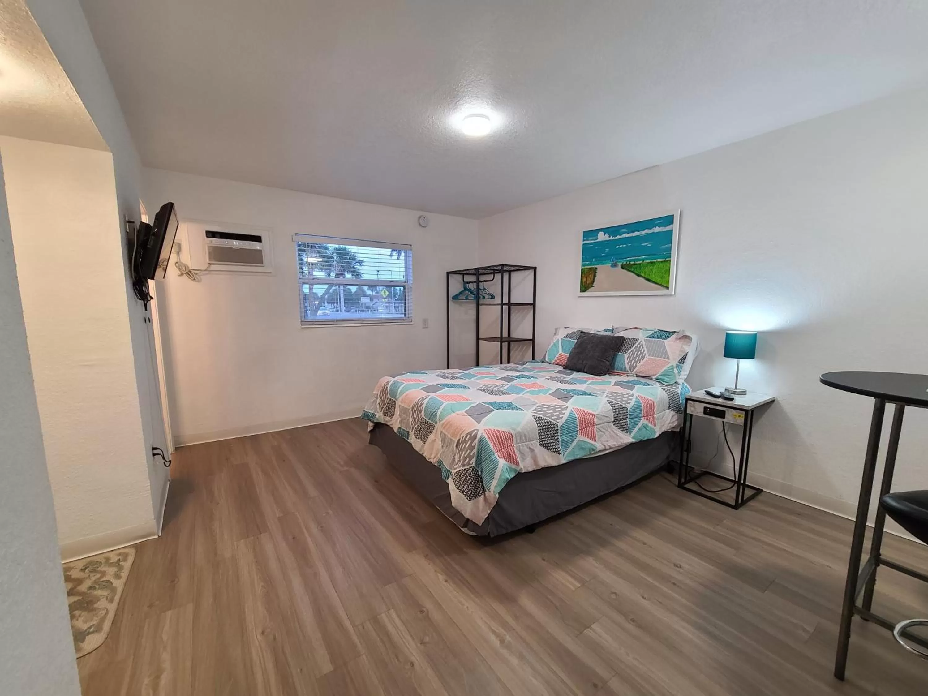 Bed in Sun Island Motel