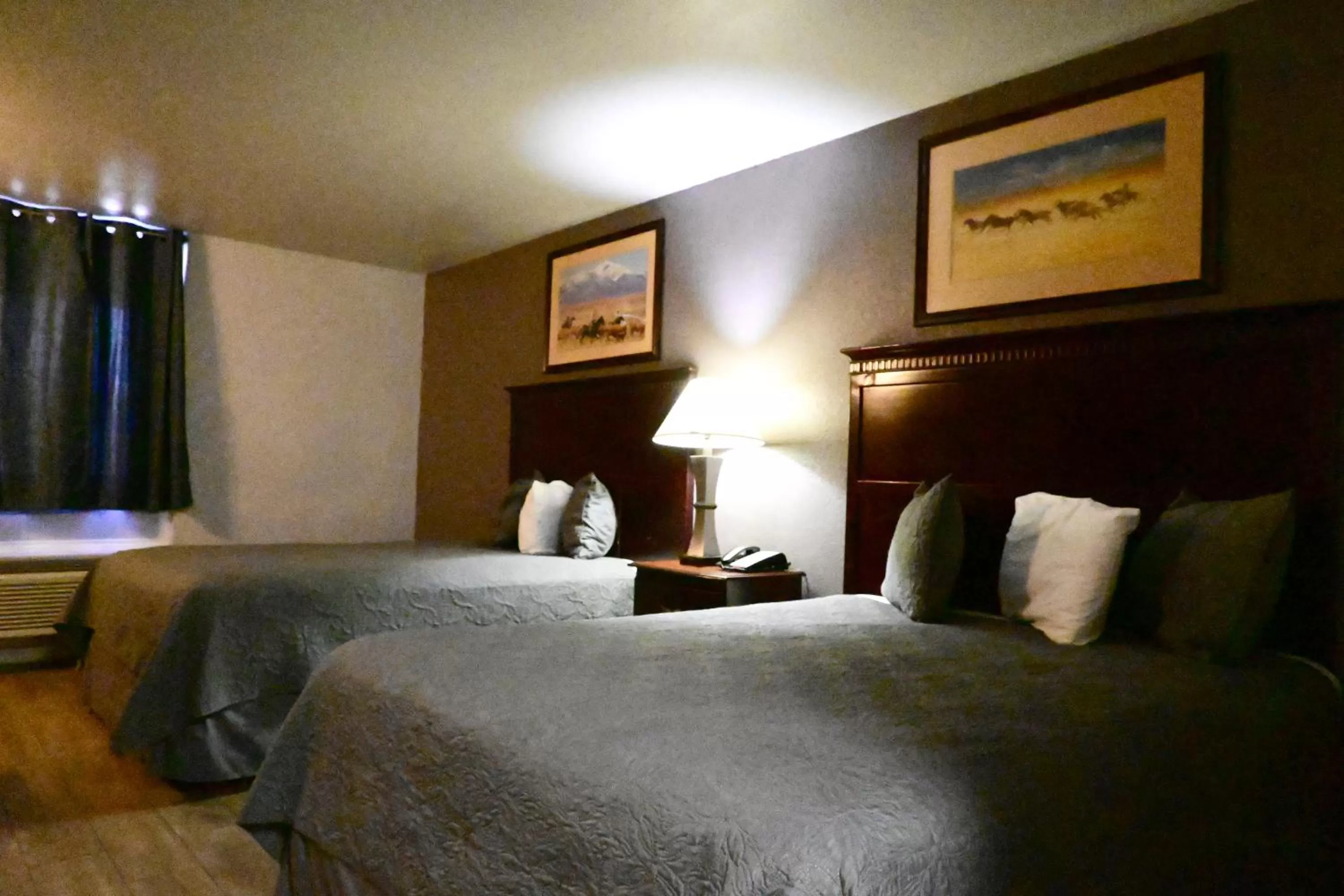 Bed in R Nite Star Inn and Suites -Home of the Cowboys & Rangers