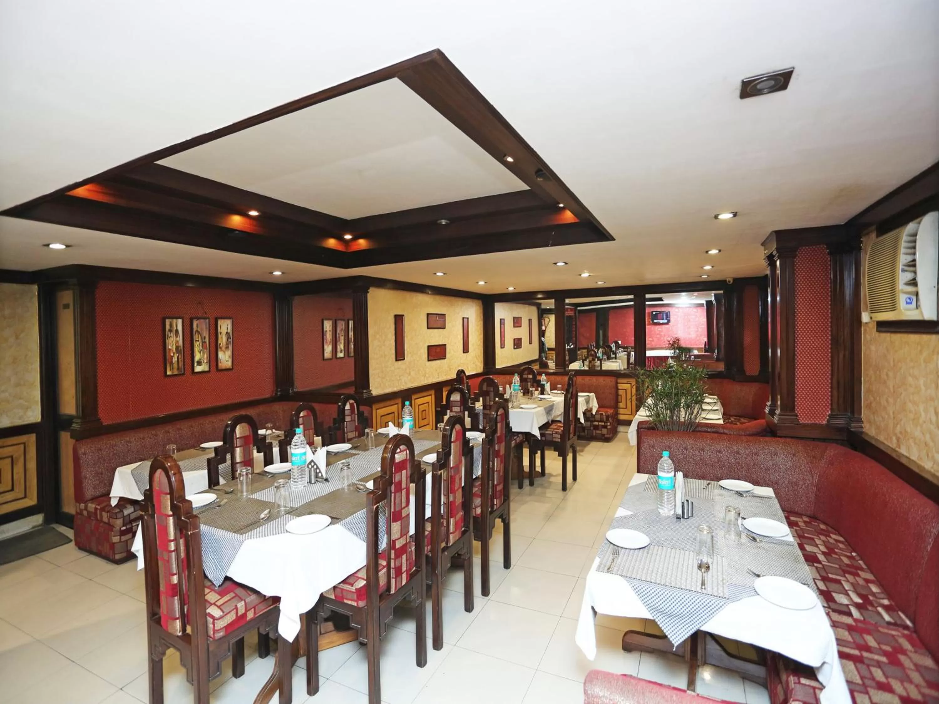 Restaurant/places to eat in Hotel Amrit Regency