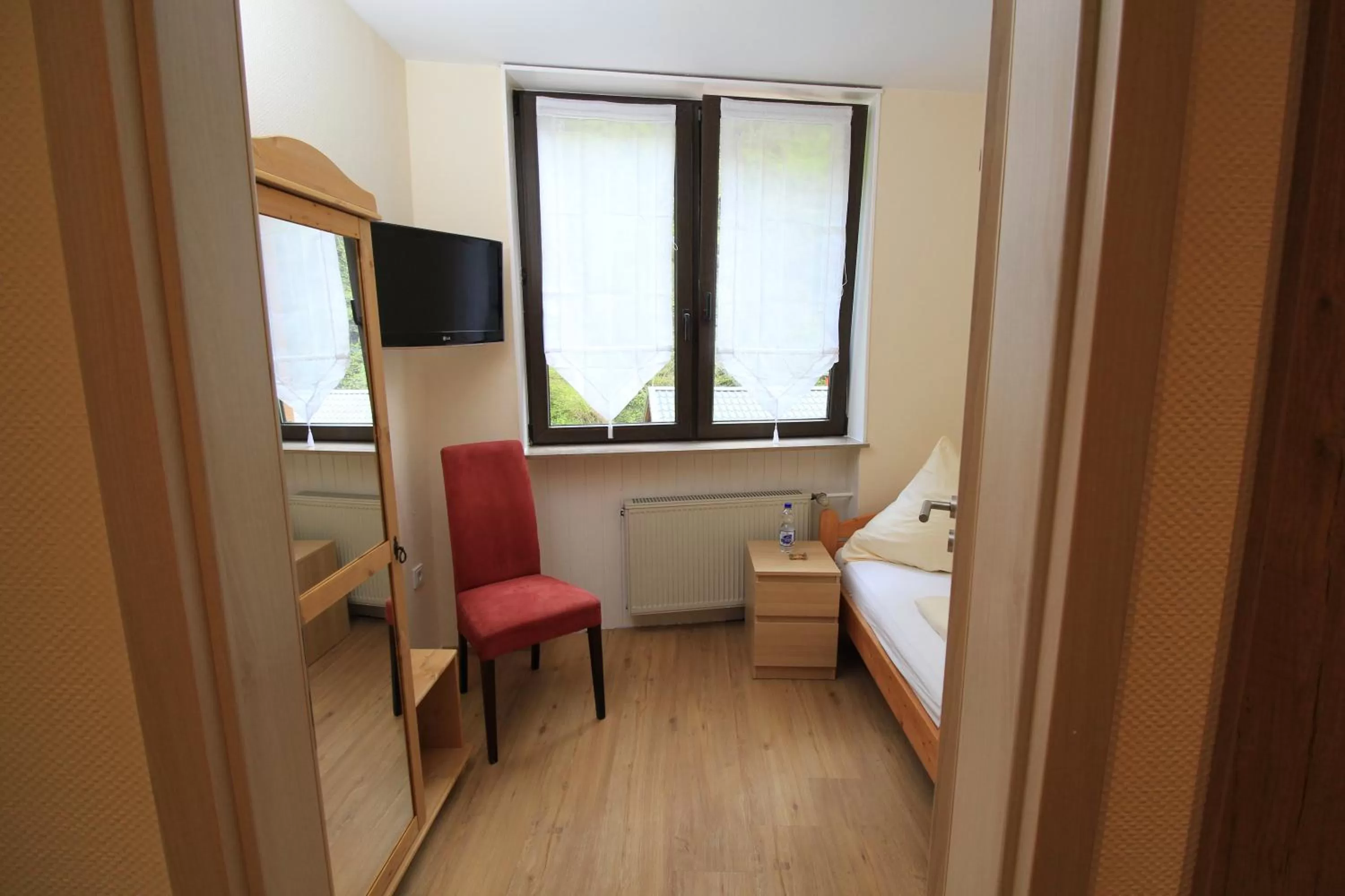 Bed in Waldhotel Albachmühle mit Albacher Stuben