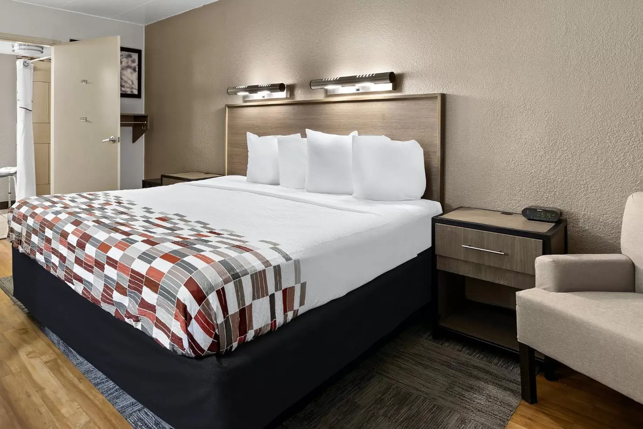 Deluxe King Room Disability Access Roll-In Shower Smoke Free in Red Roof Inn Cleveland - Independence Deluxe King Room Disability Access Roll-In Shower Smoke Free in Red Roof Inn Cleveland - Independence