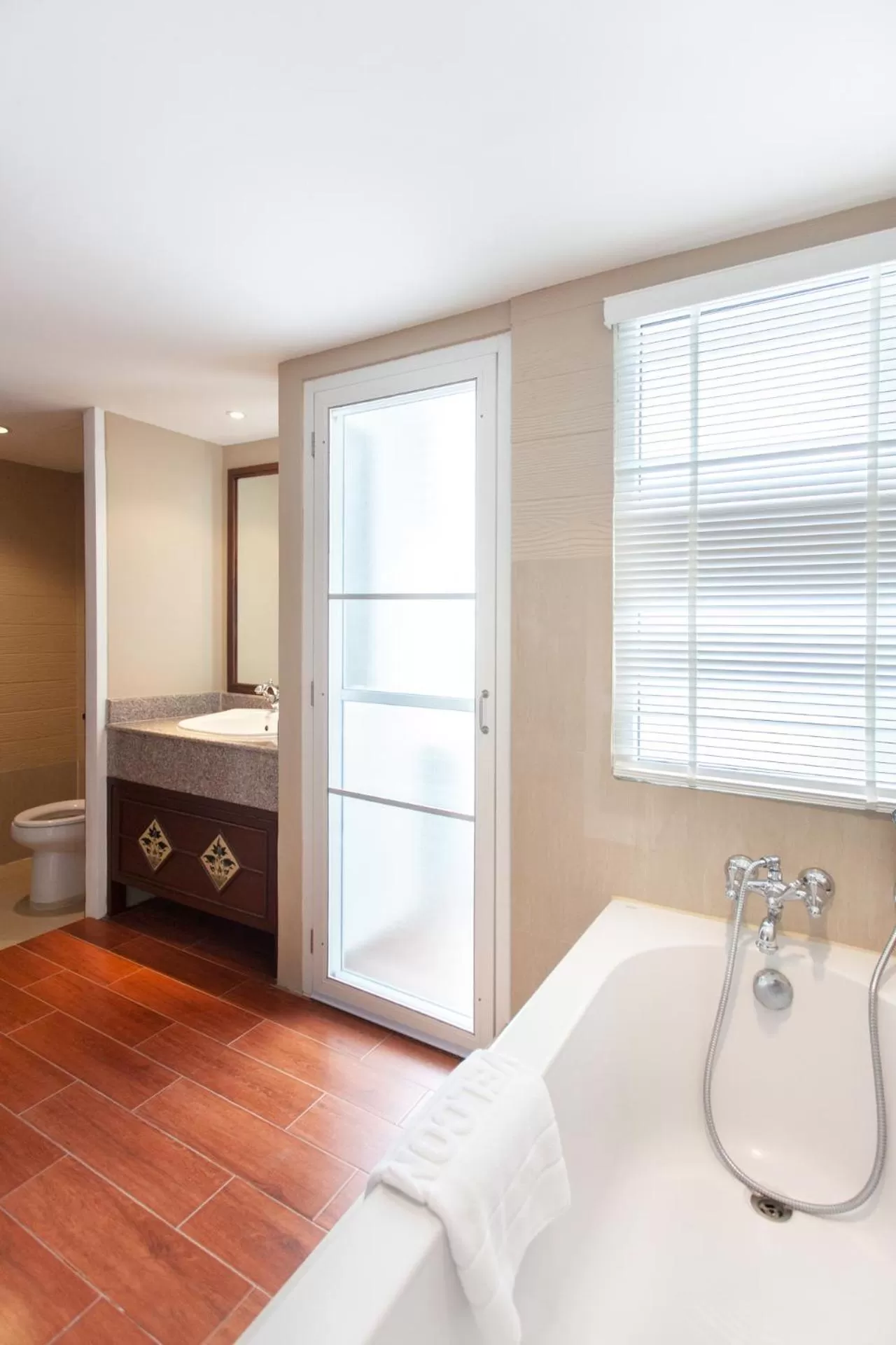 Bathroom, Bed in Viangbua Mansion