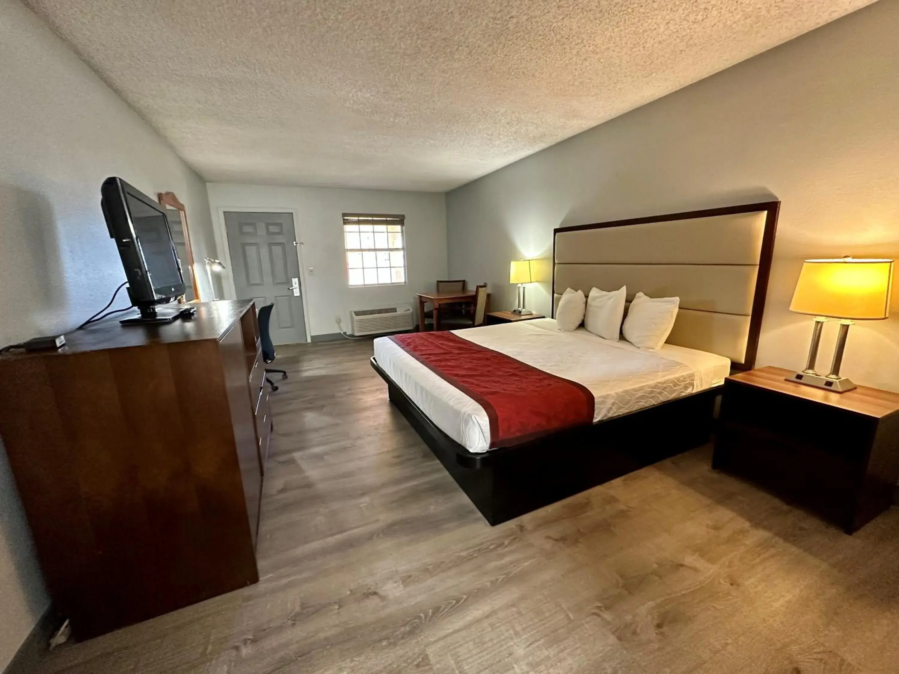 King Room- Non-Smoking in Silver Queen Inn King Room- Non-Smoking in Silver Queen Inn