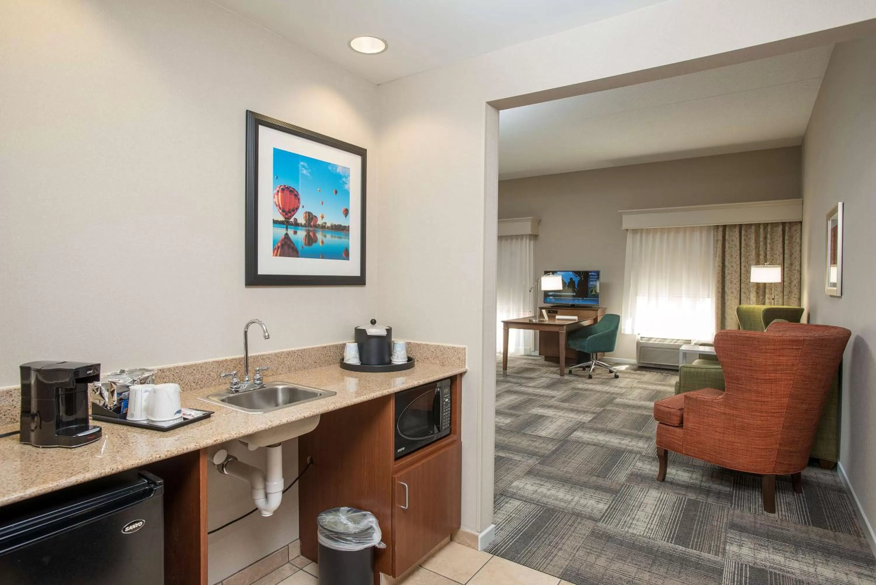 Bedroom in Hampton Inn & Suites Cincinnati-Union Centre