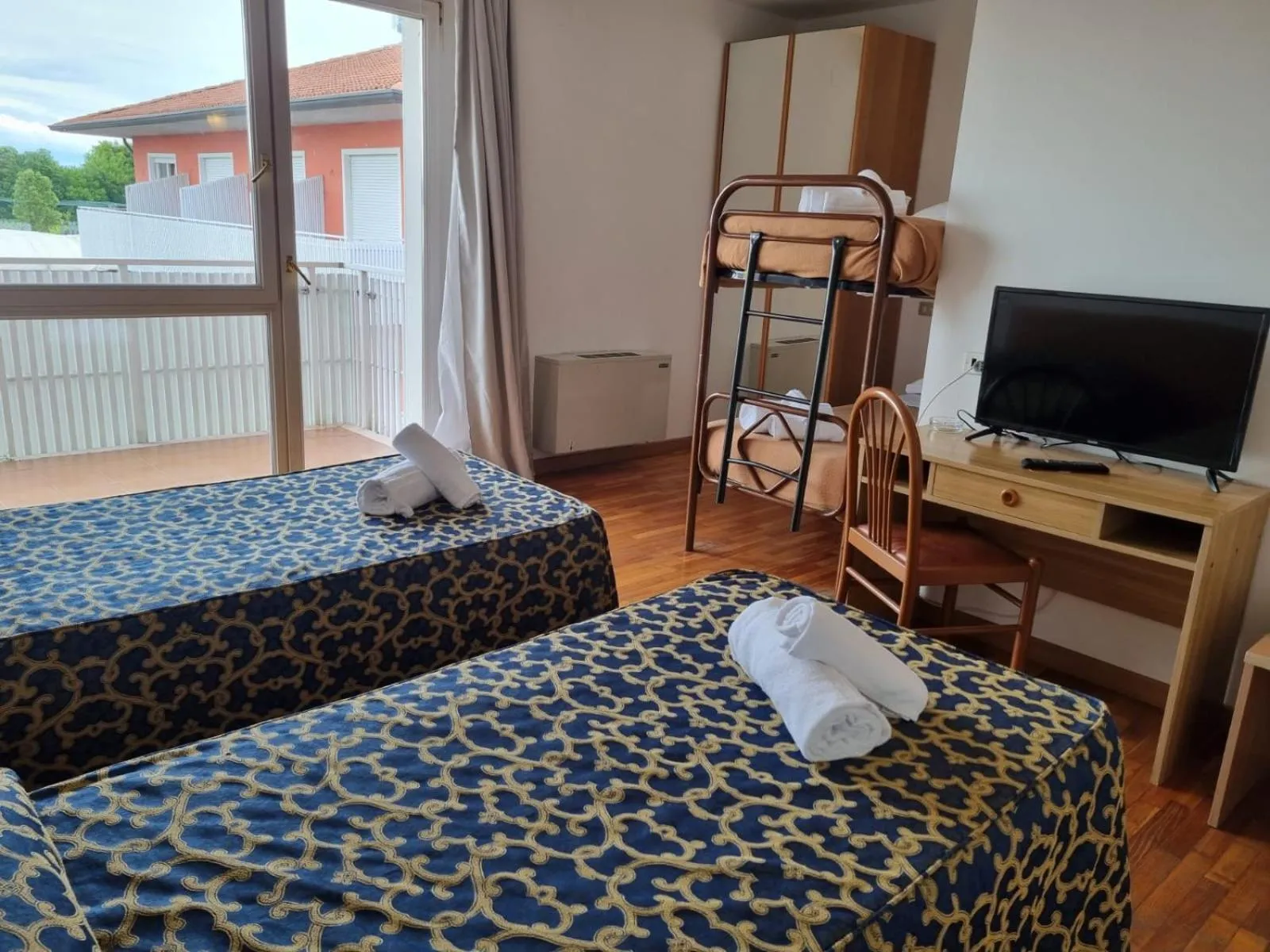 Photo of the whole room, Bed in Hotel Villa Strassoldo "Ex Attianese Hotel Restaurant"