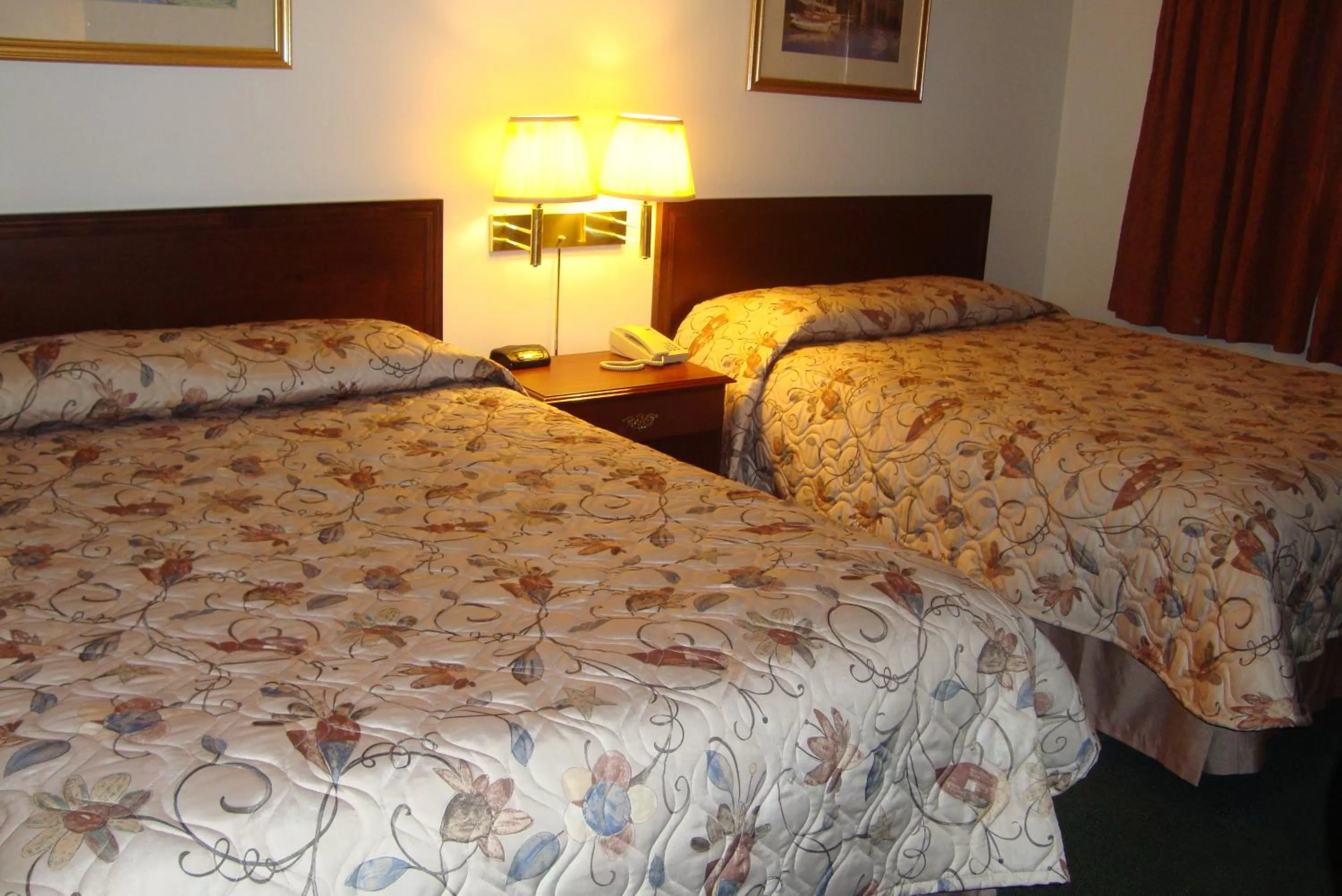 Bed in Royal Napanee Inn