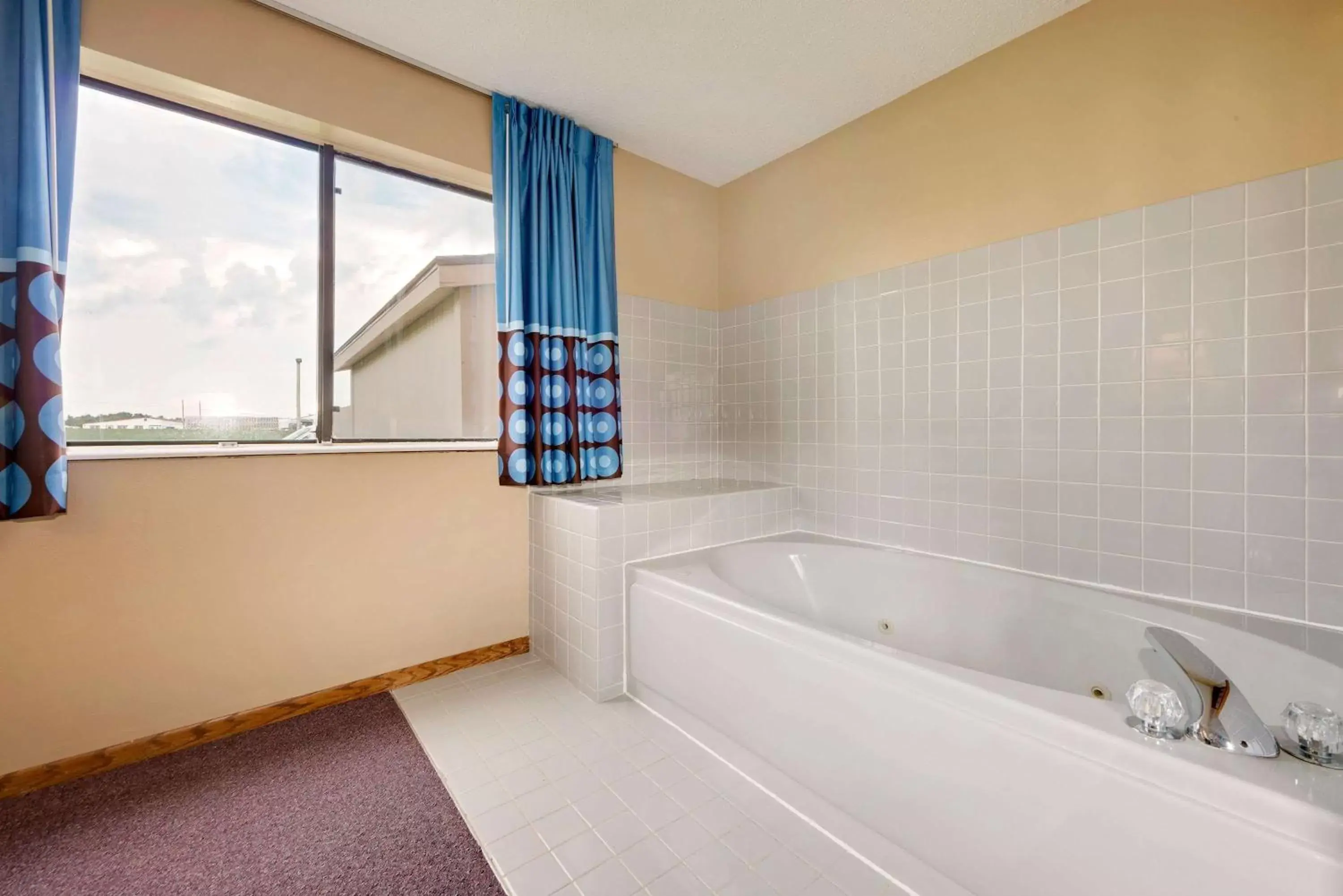 Deluxe King Suite - Non-Smoking in Super 8 by Wyndham Chariton Deluxe King Suite - Non-Smoking in Super 8 by Wyndham Chariton