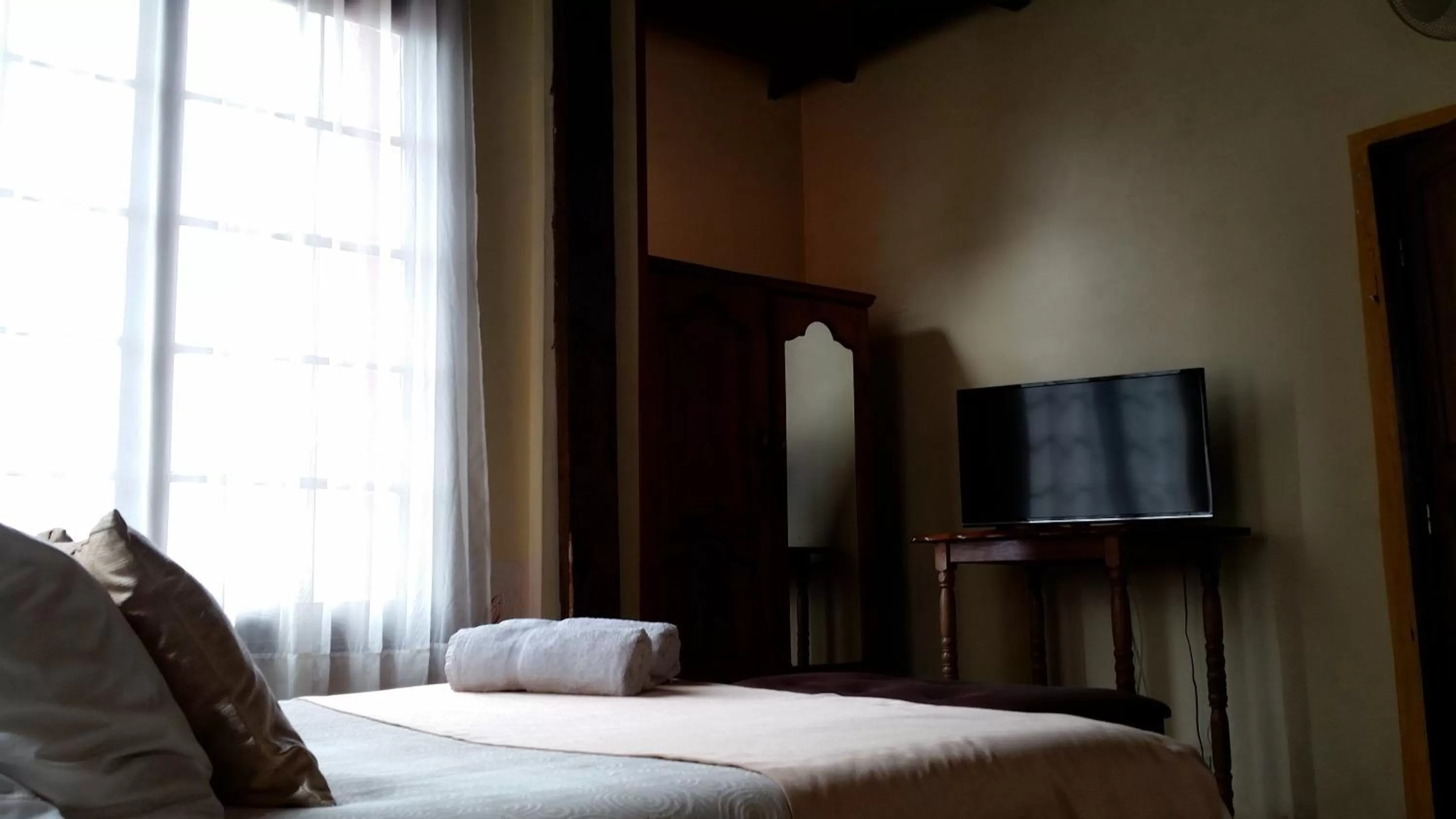 TV and multimedia, Bed in Relais De La Haute Ville Tana