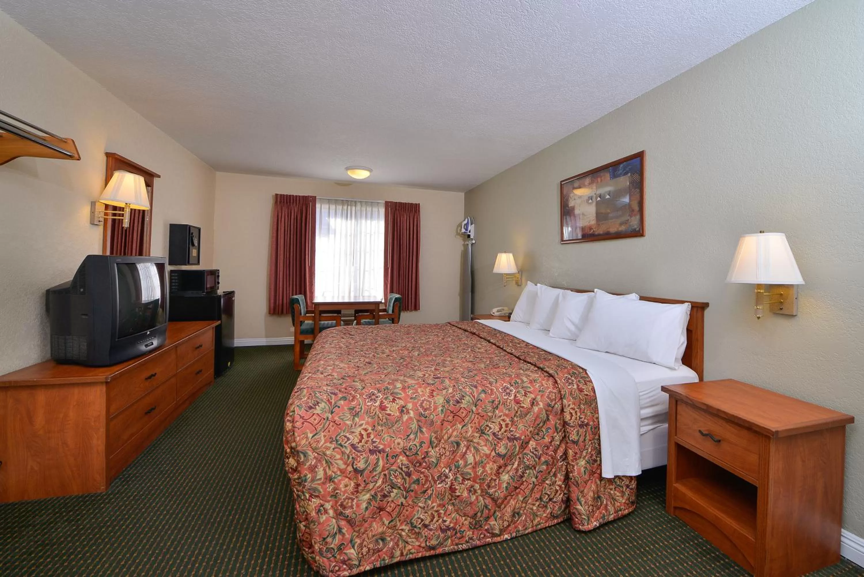 Standard King Room with Tub - Accessible/Smoking in Rodeway Inn San Clemente Beach