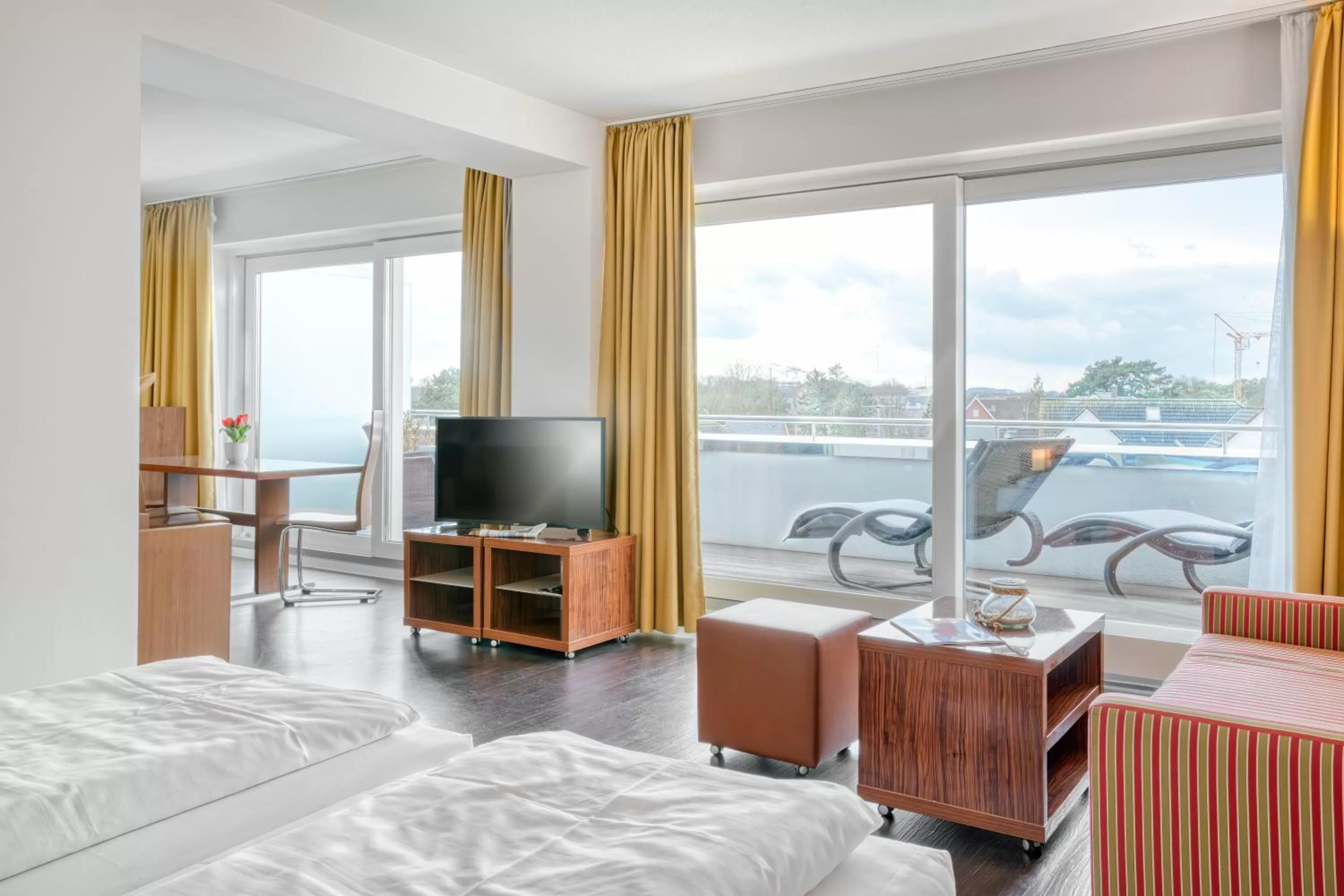 Living room, Bed in Hotel Yachtclub