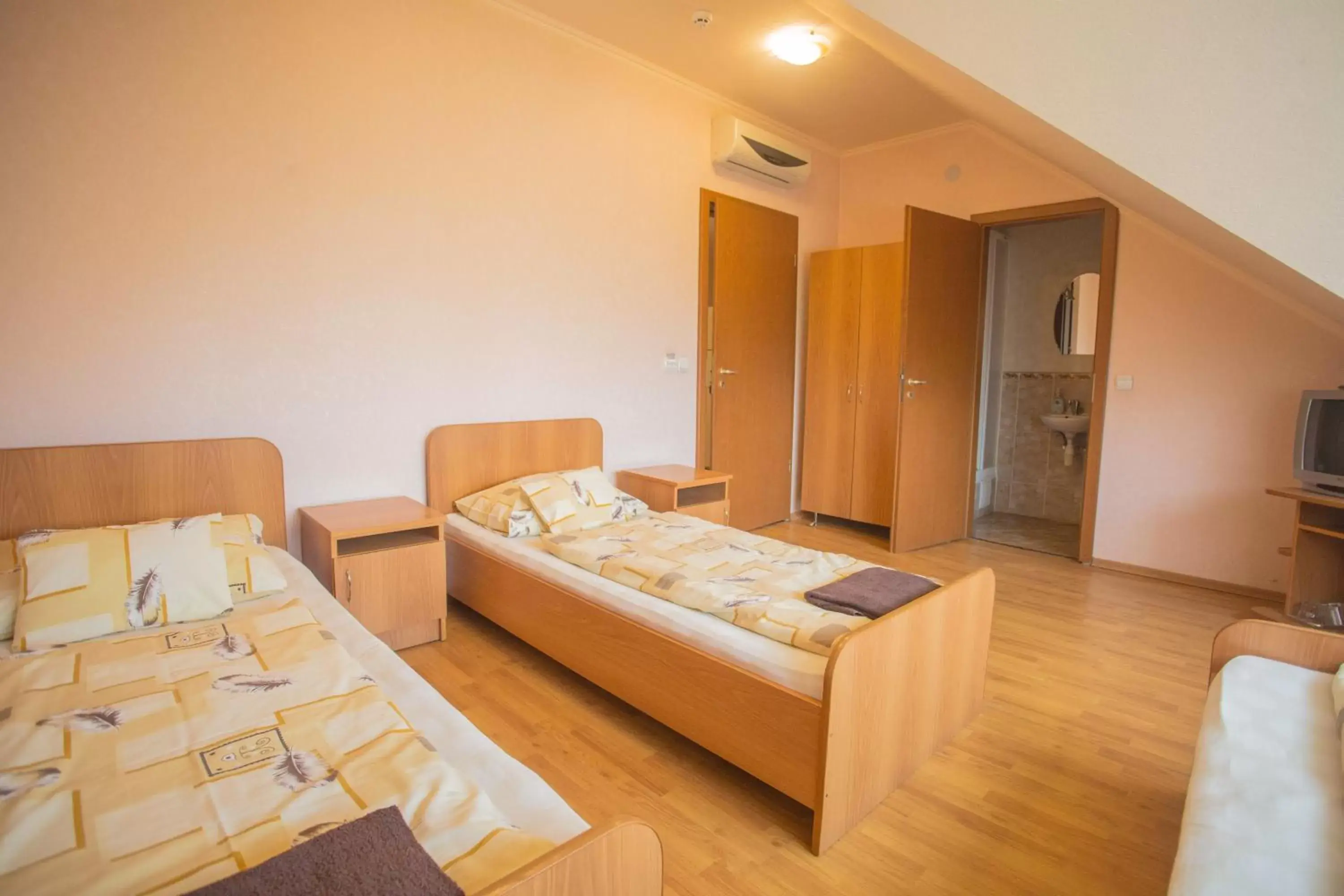 Standard Quadruple Room in Praktik Hotel & Restaurant Standard Quadruple Room in Praktik Hotel & Restaurant