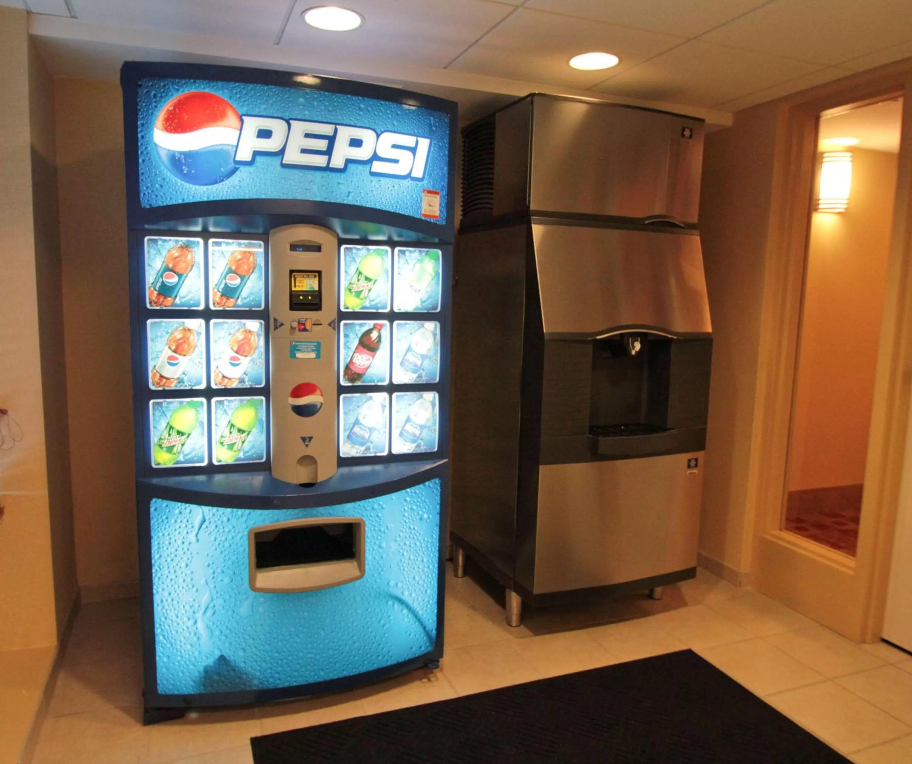 Property building in Hampton Inn Hampton-Newport News