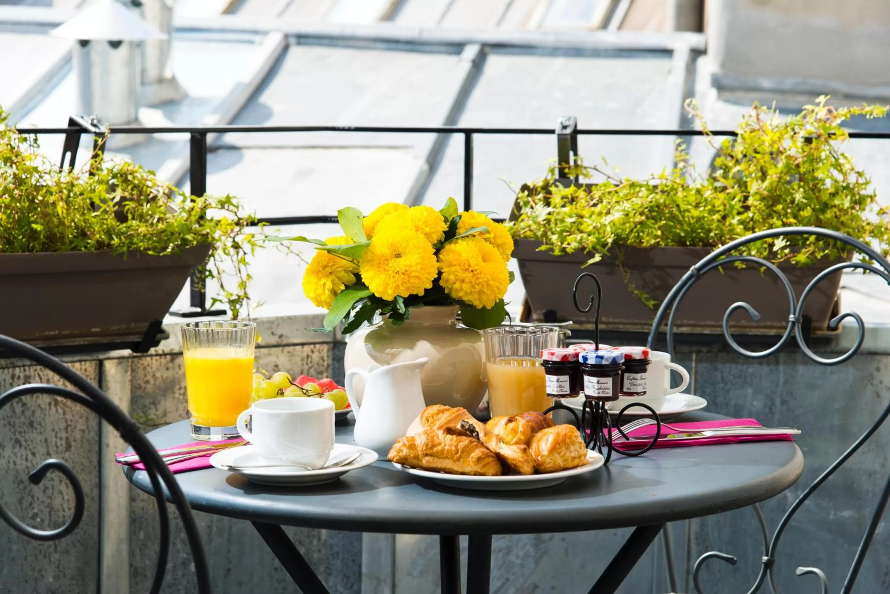 Balcony/Terrace in Hôtel Saint-Pétersbourg Opéra & Spa