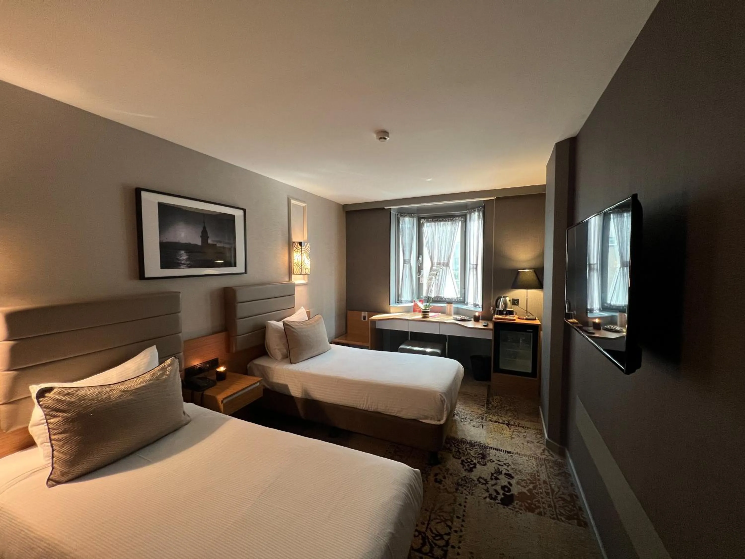 Photo of the whole room, Bed in All Seasons Hotel