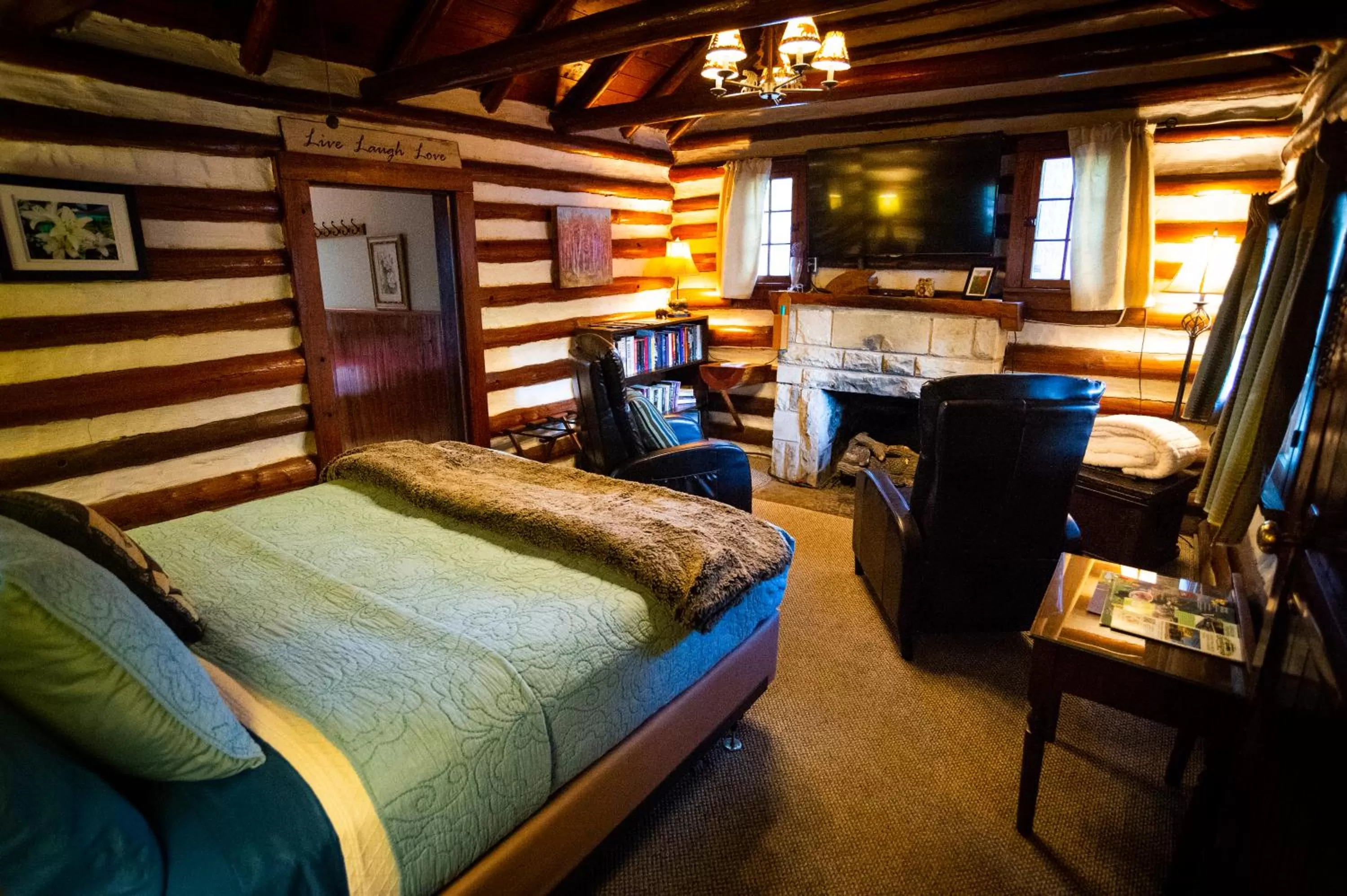 Log Cabin in Sherwood Court Cottages