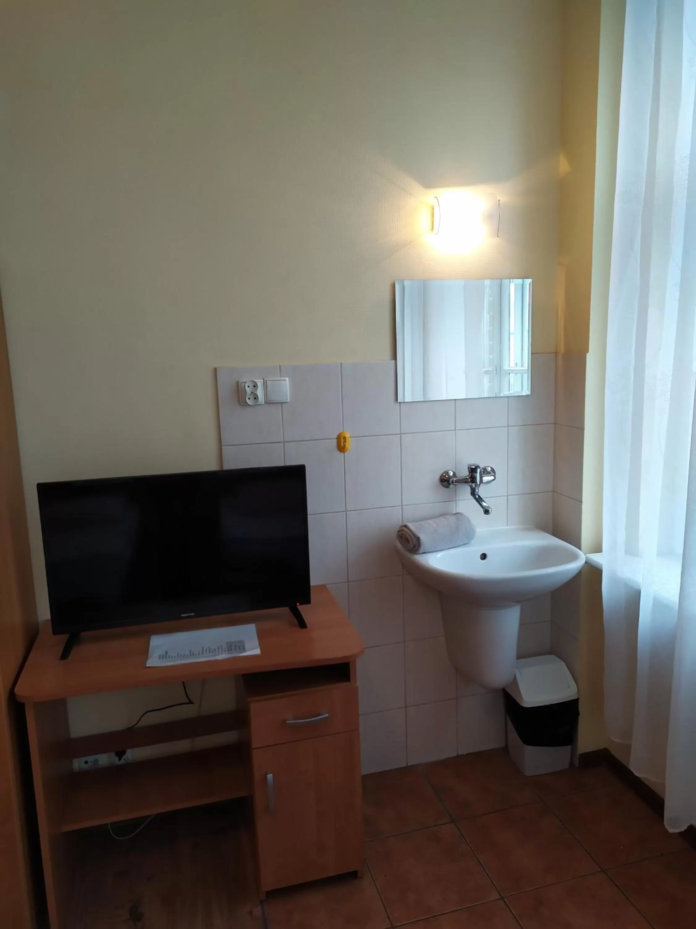 Communal lounge/ TV room, Bathroom in Dom Turysty