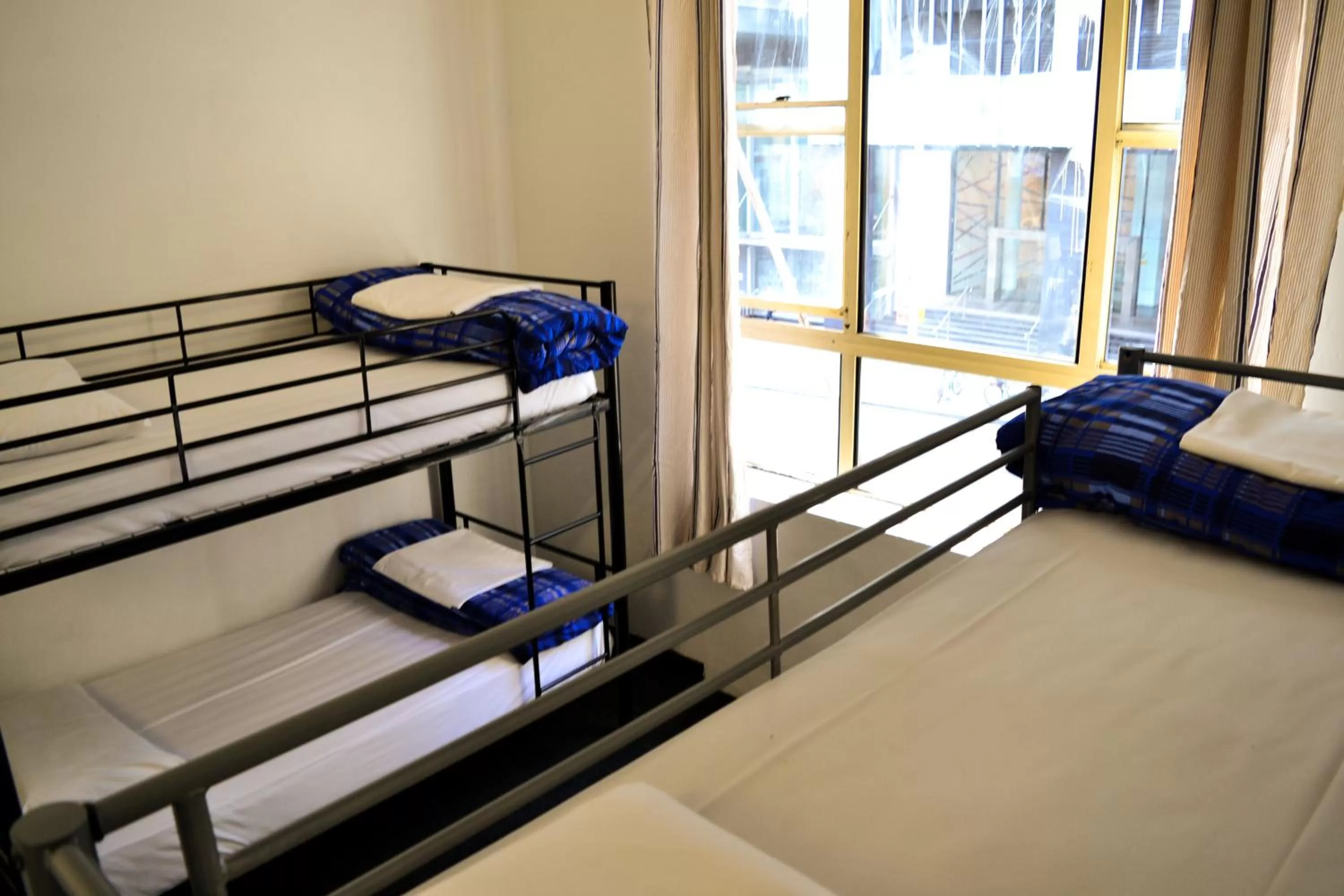 Bedroom, Bed in Maze Backpackers - Sydney