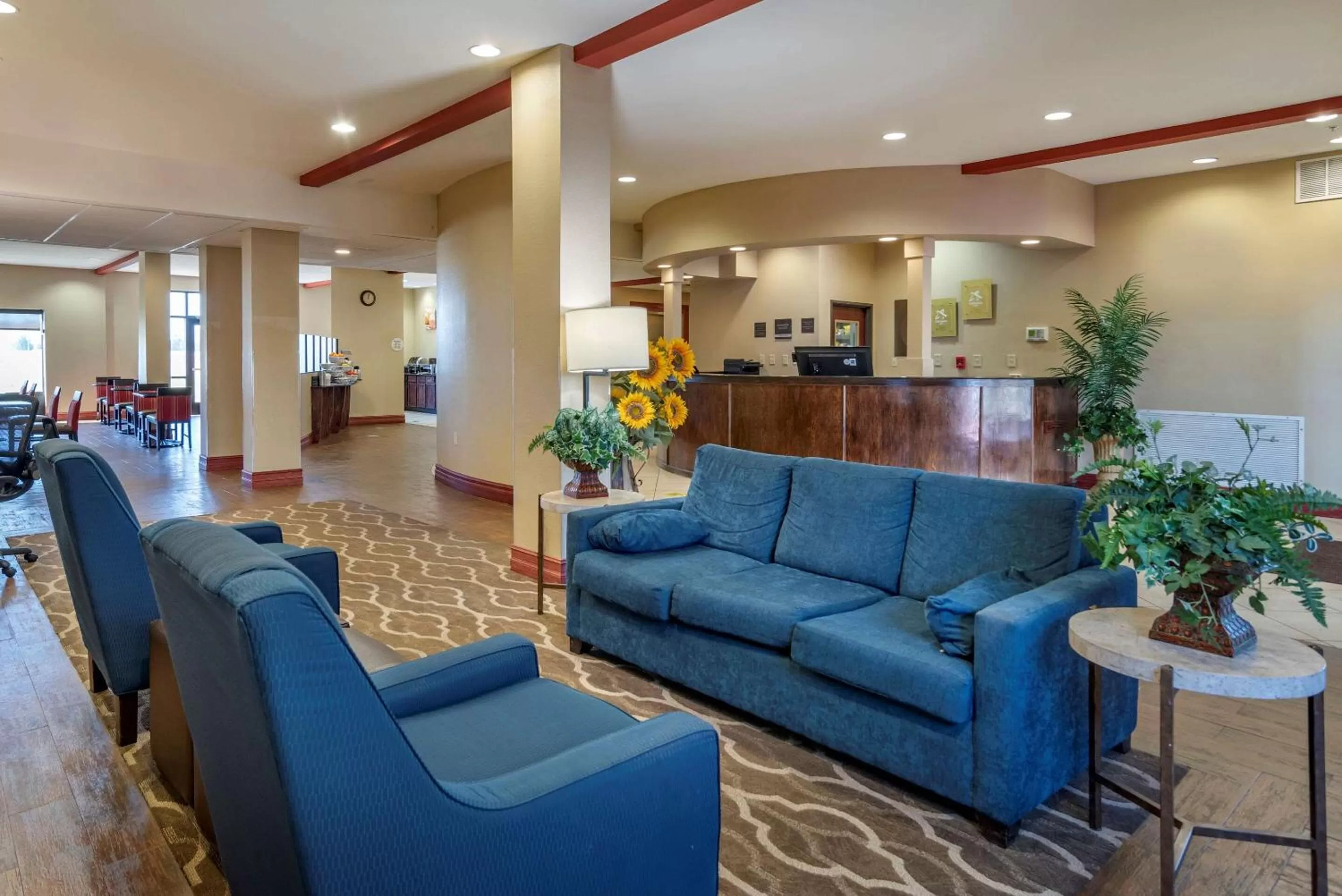 Lobby or reception in Comfort Suites Airport South