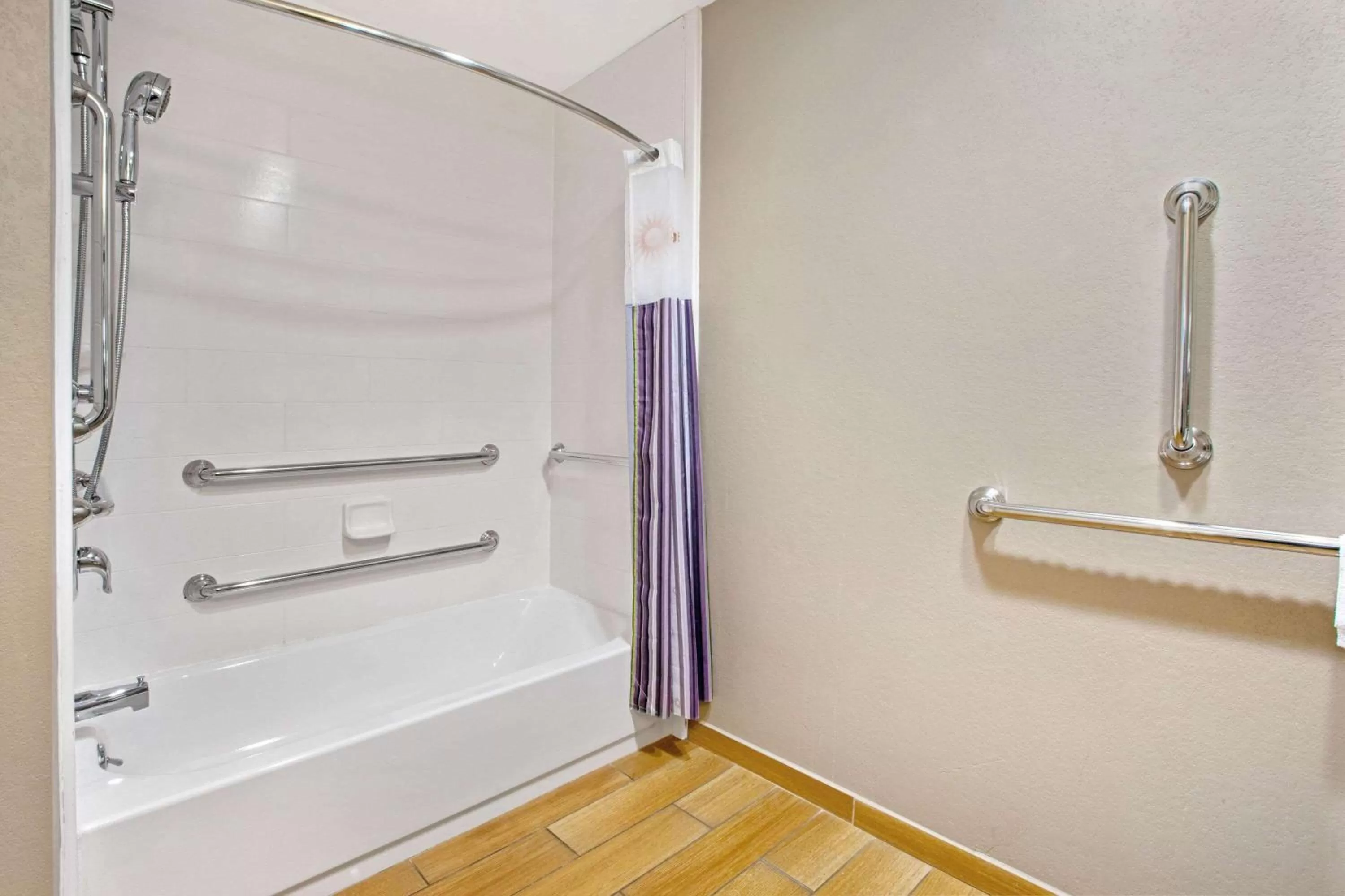 Bathroom in La Quinta Inn & Suites by Wyndham Detroit Metro Airport