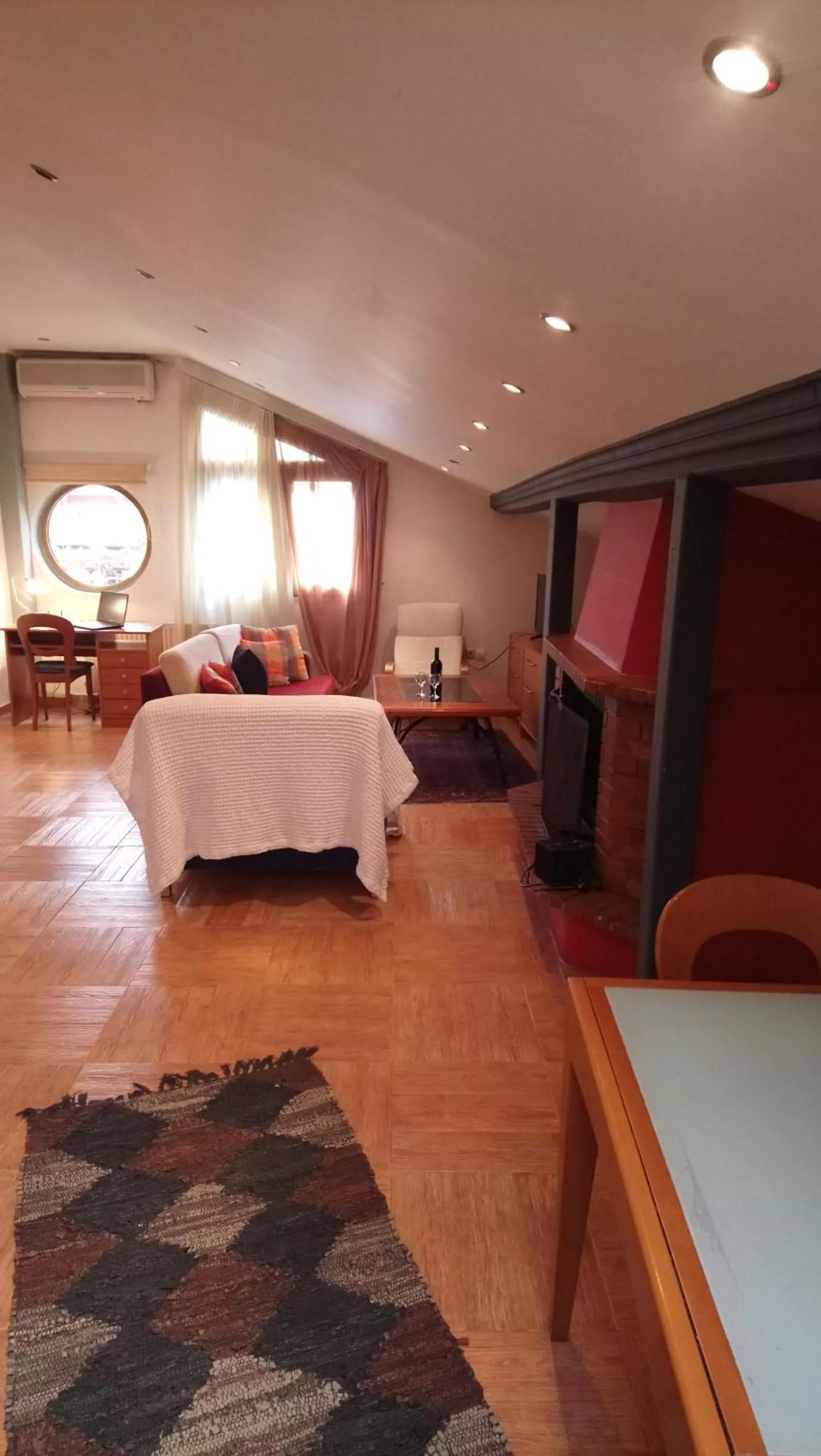 Living room, Bed in Four Seasons Hotel