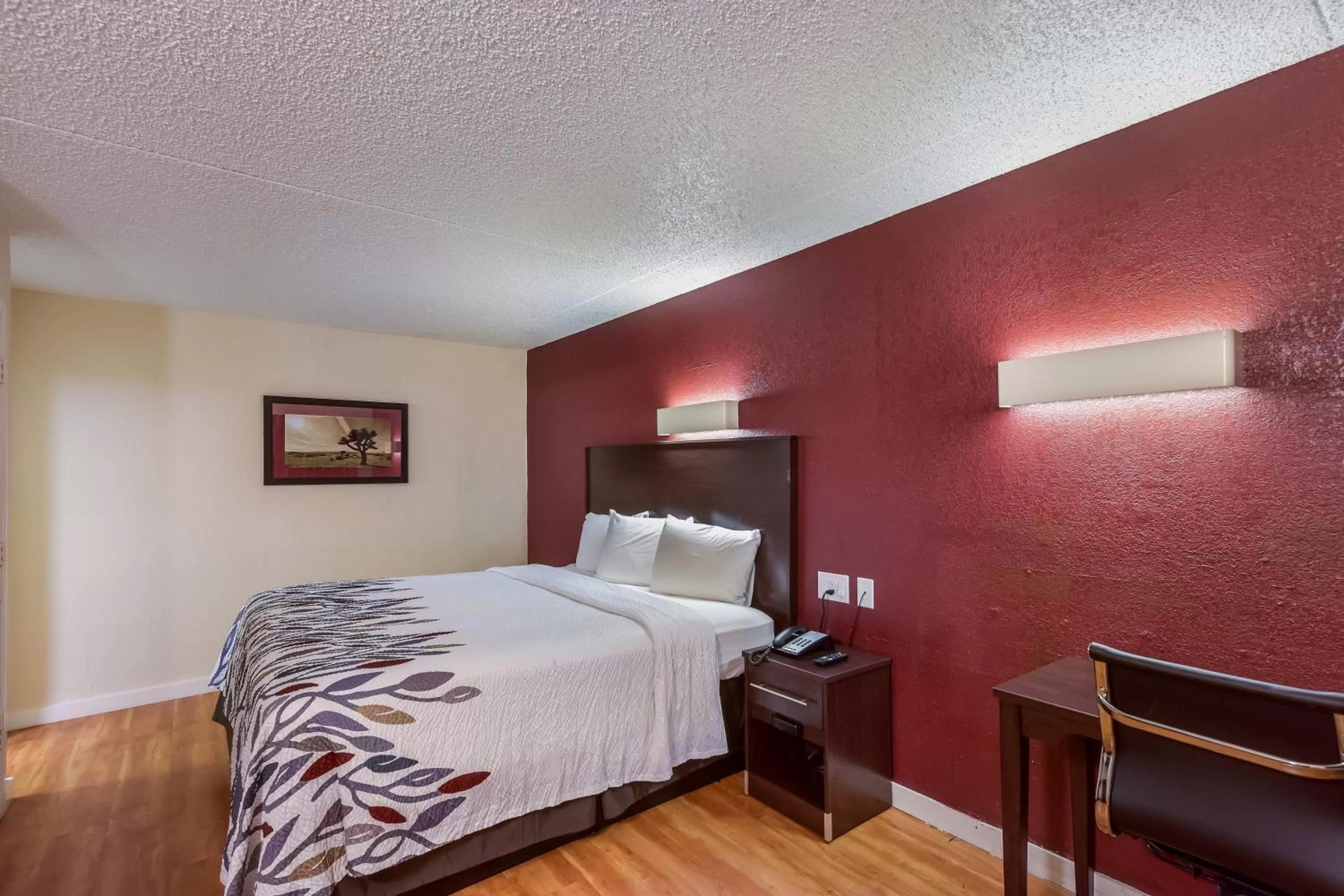 Photo of the whole room, Bed in Red Roof Inn Plano