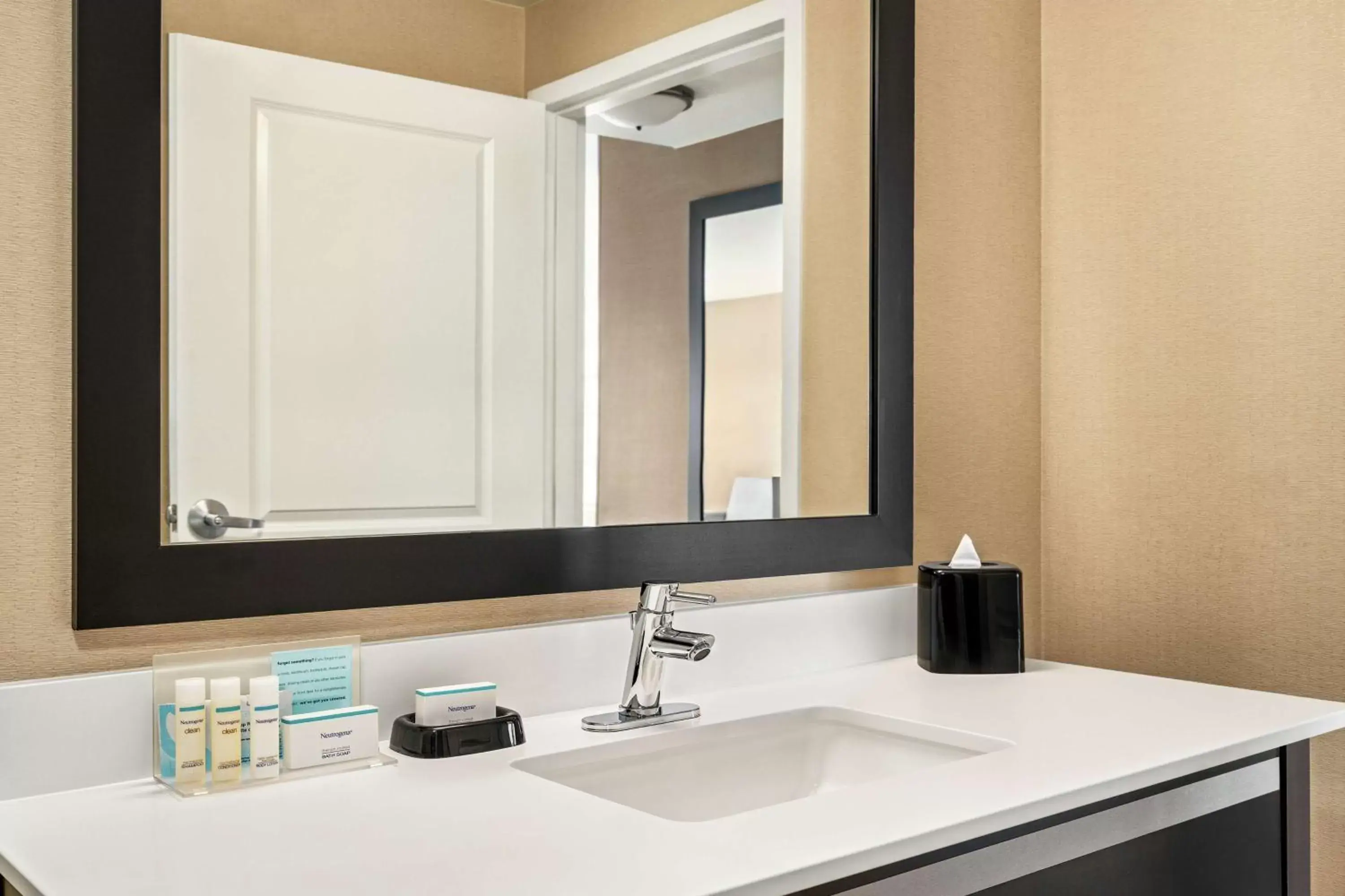 King Room with Bath Tub - Mobility/Hearing Accessible in Hampton Inn Portland Downtown Waterfront King Room with Bath Tub - Mobility/Hearing Accessible in Hampton Inn Portland Downtown Waterfront