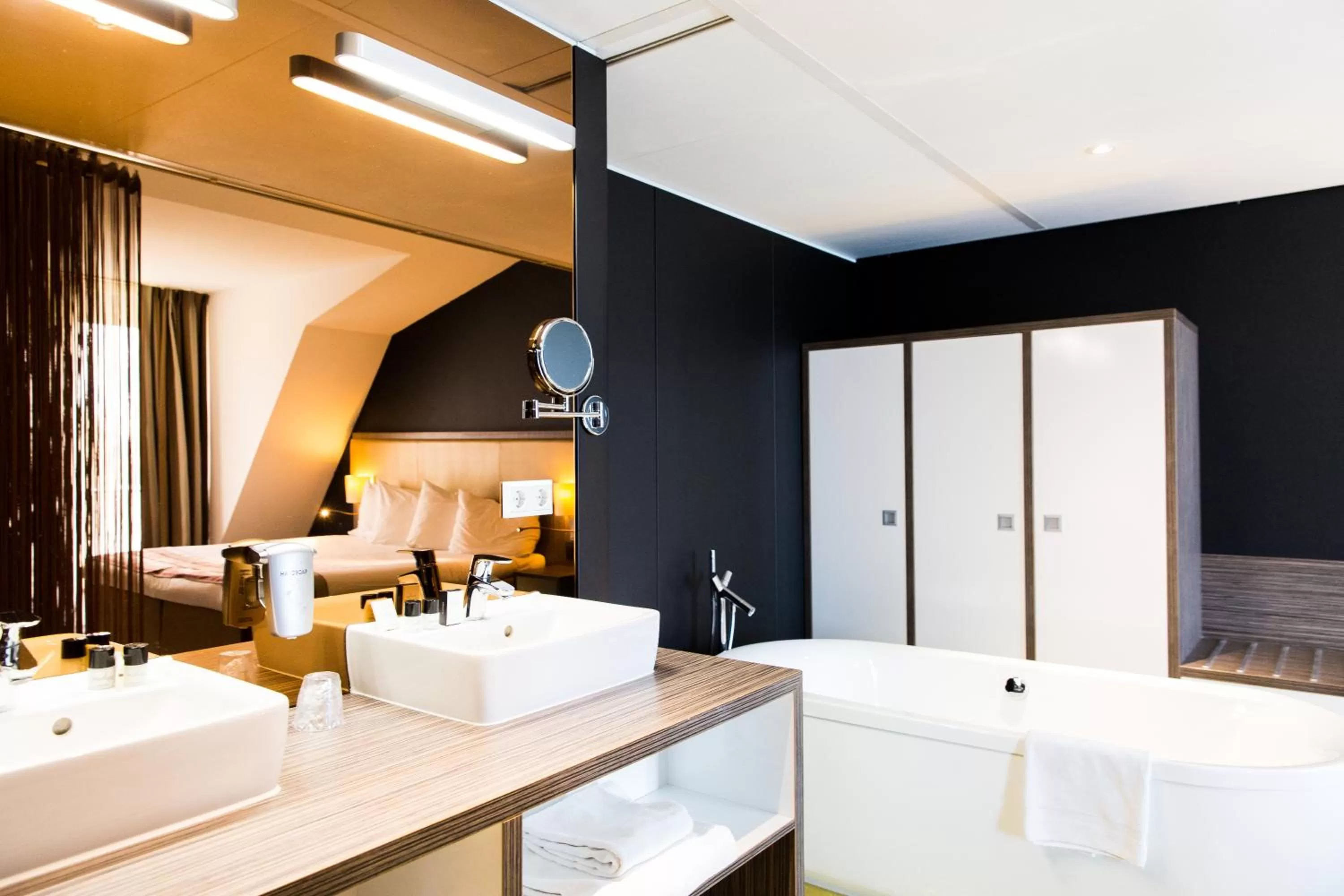 Bathroom, Bed in City Hotel Gouda, WorldHotels Crafted Collection