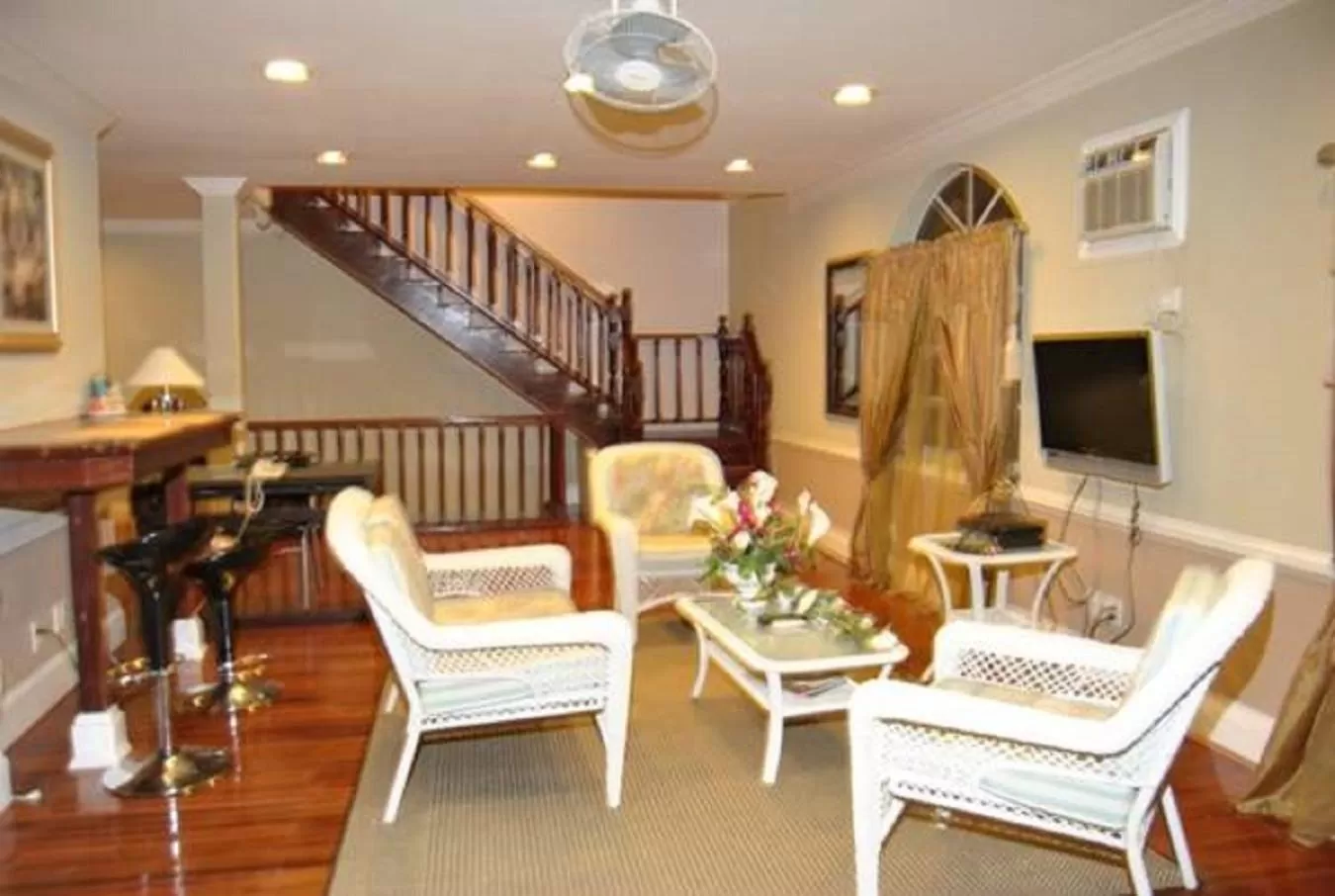 Restaurant/Places to Eat in El Dorado Inn