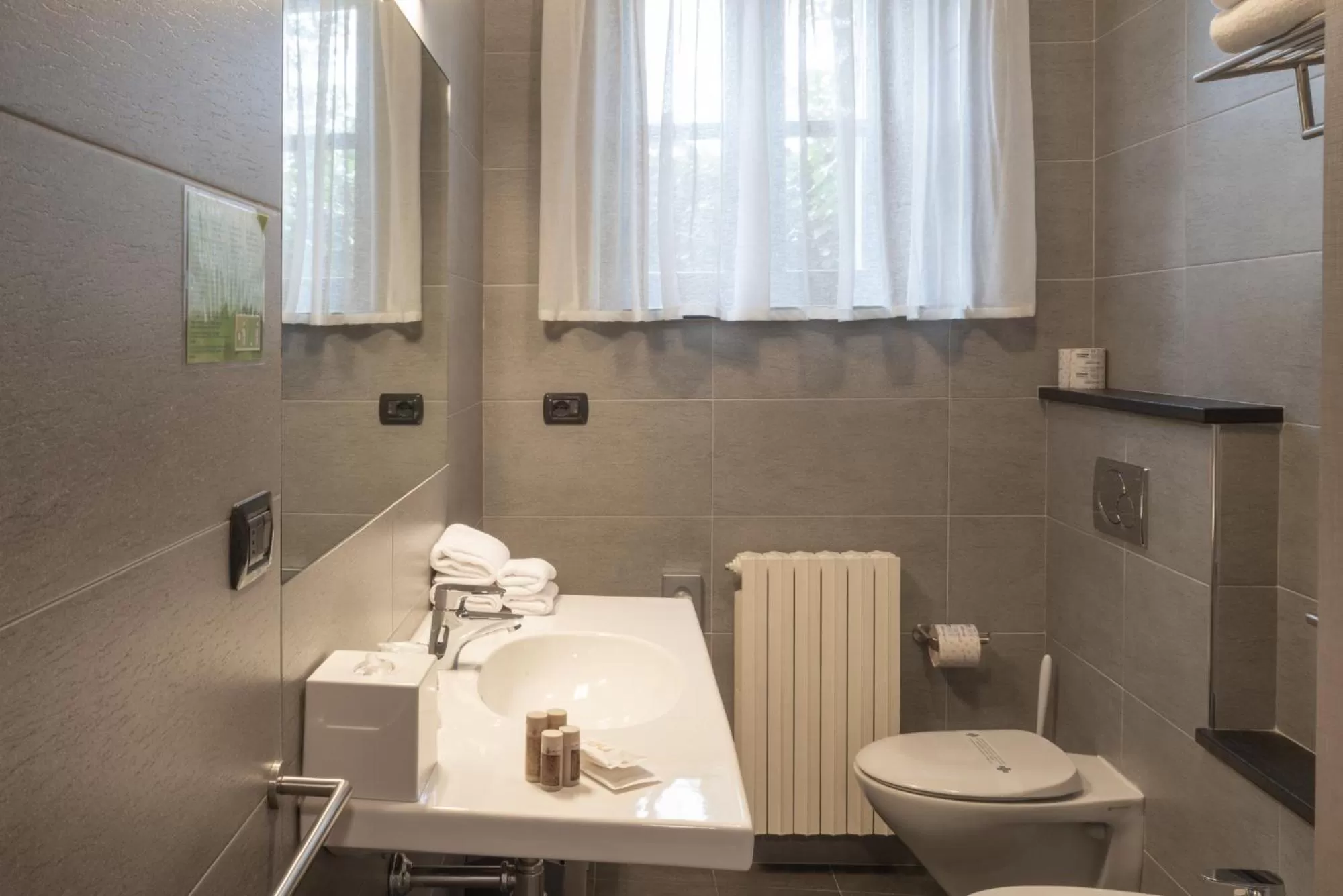 Bathroom in Le Torri - Castiglione Falletto