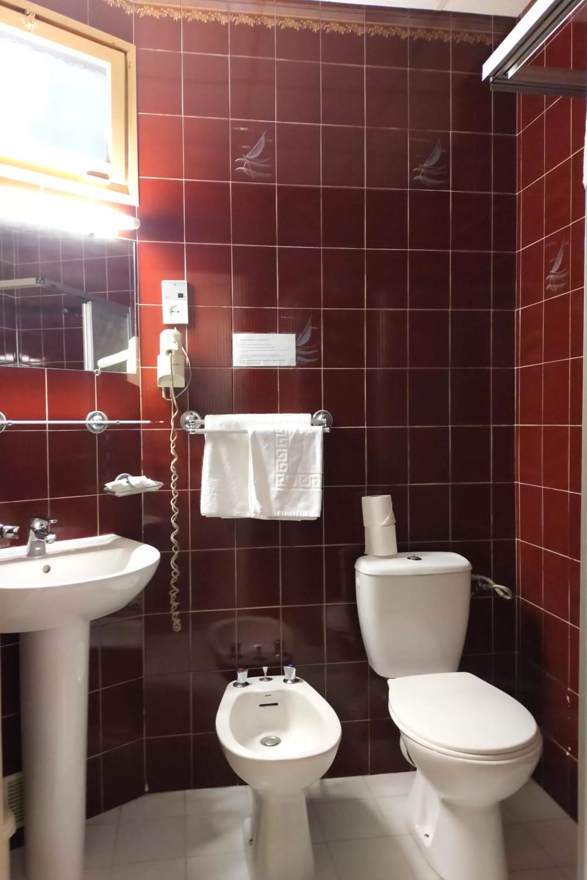 Toilet in Au Nouvel Hôtel