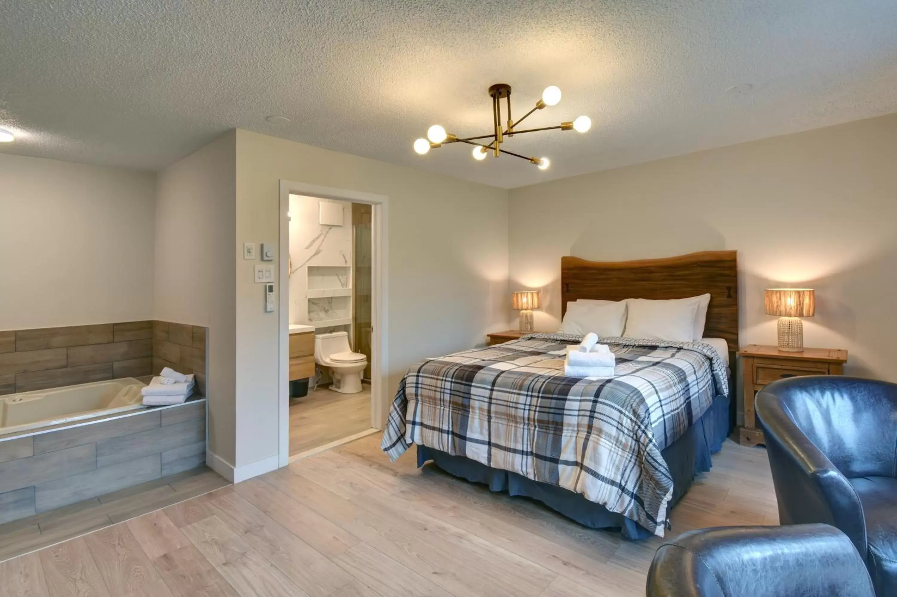 Deluxe Room in Hotel Le Petit Lac Sainte-Adèle Deluxe Room in Hotel Le Petit Lac Sainte-Adèle