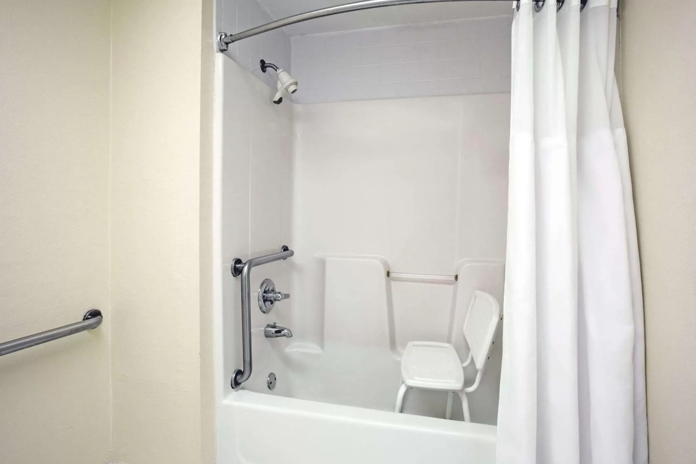 Queen Room with Bath Tub - single occupancy - Mobility Accessible/Non-Smoking in Ramada by Wyndham Pelham Queen Room with Bath Tub - single occupancy - Mobility Accessible/Non-Smoking in Ramada by Wyndham Pelham