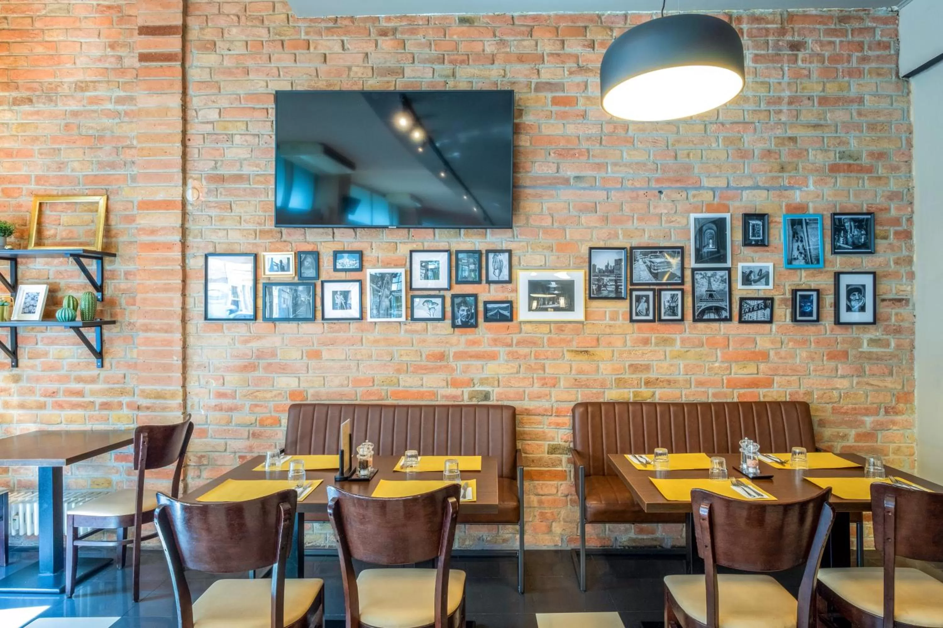 Restaurant/places to eat in Hotel Bologna