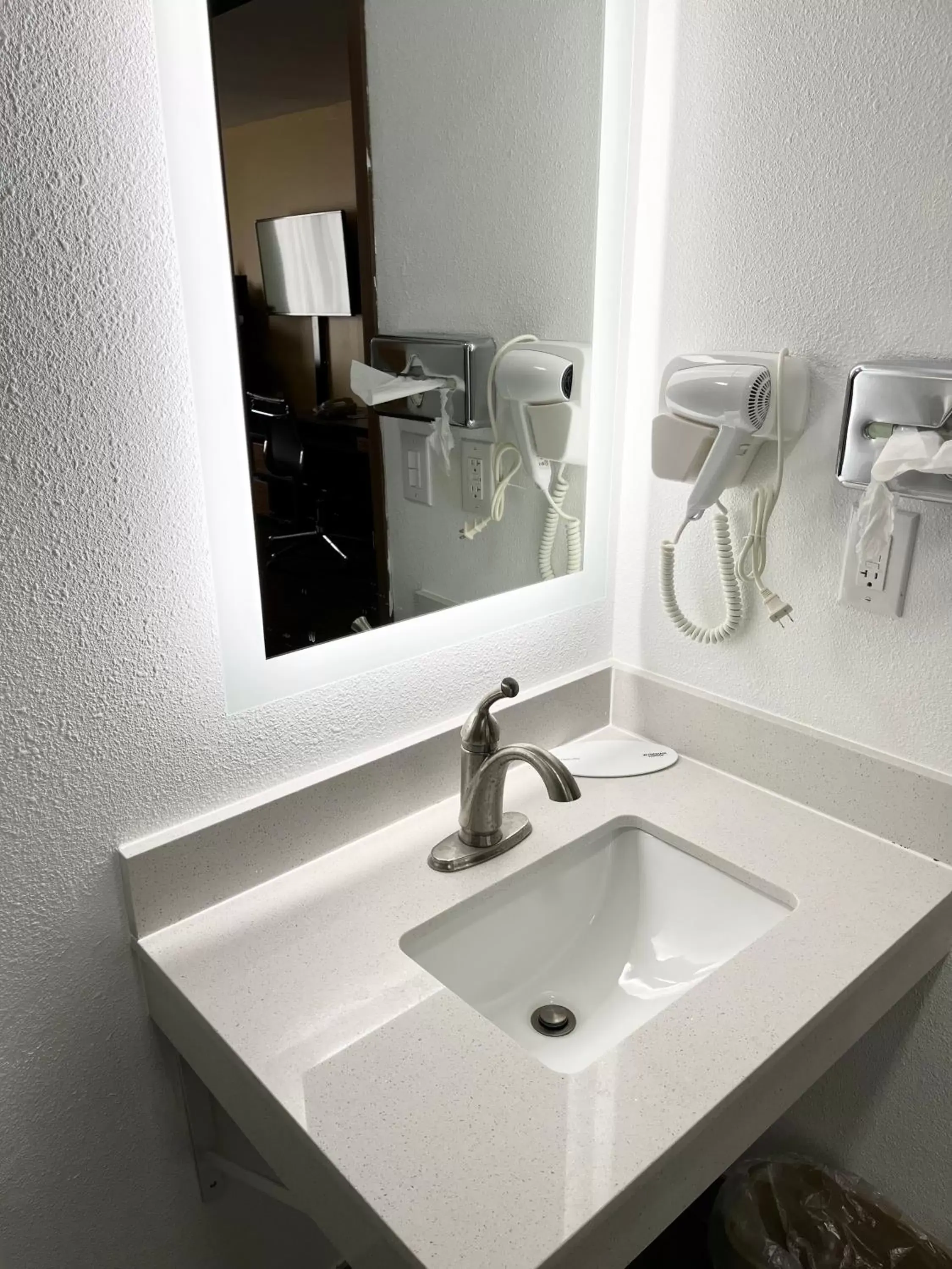 Queen Room - Disability Access/Non-Smoking in Super 8 by Wyndham Peoria Queen Room - Disability Access/Non-Smoking in Super 8 by Wyndham Peoria