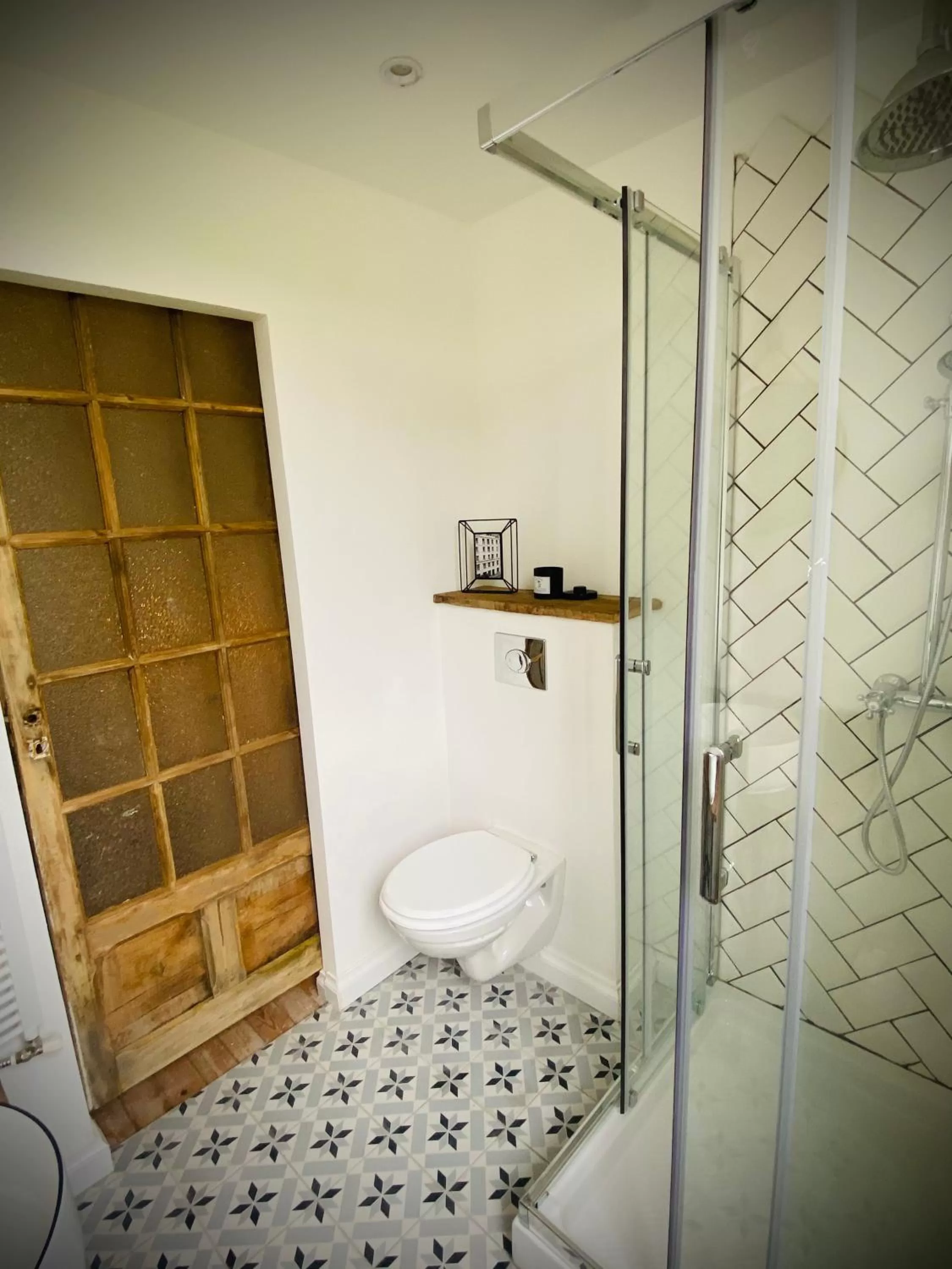 Shower, Bathroom in La folie douce, votre gîte brocante, sport et nature