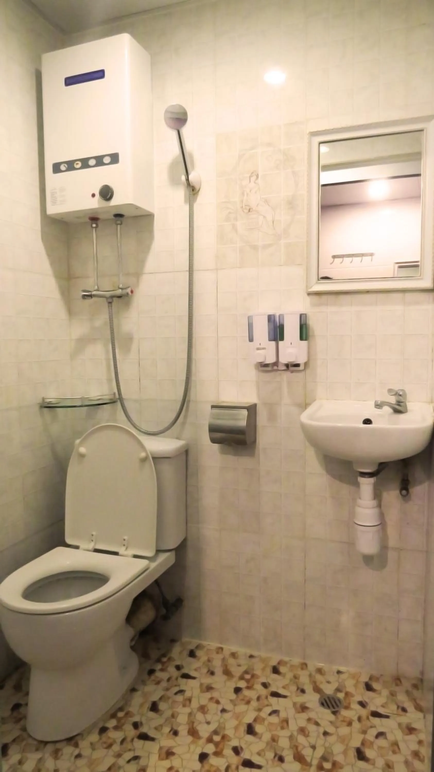 Shower in Paris Guest House DHILLON HOTEL HK LTD 24 HOUR RECEPTION BLOCK D E 10F