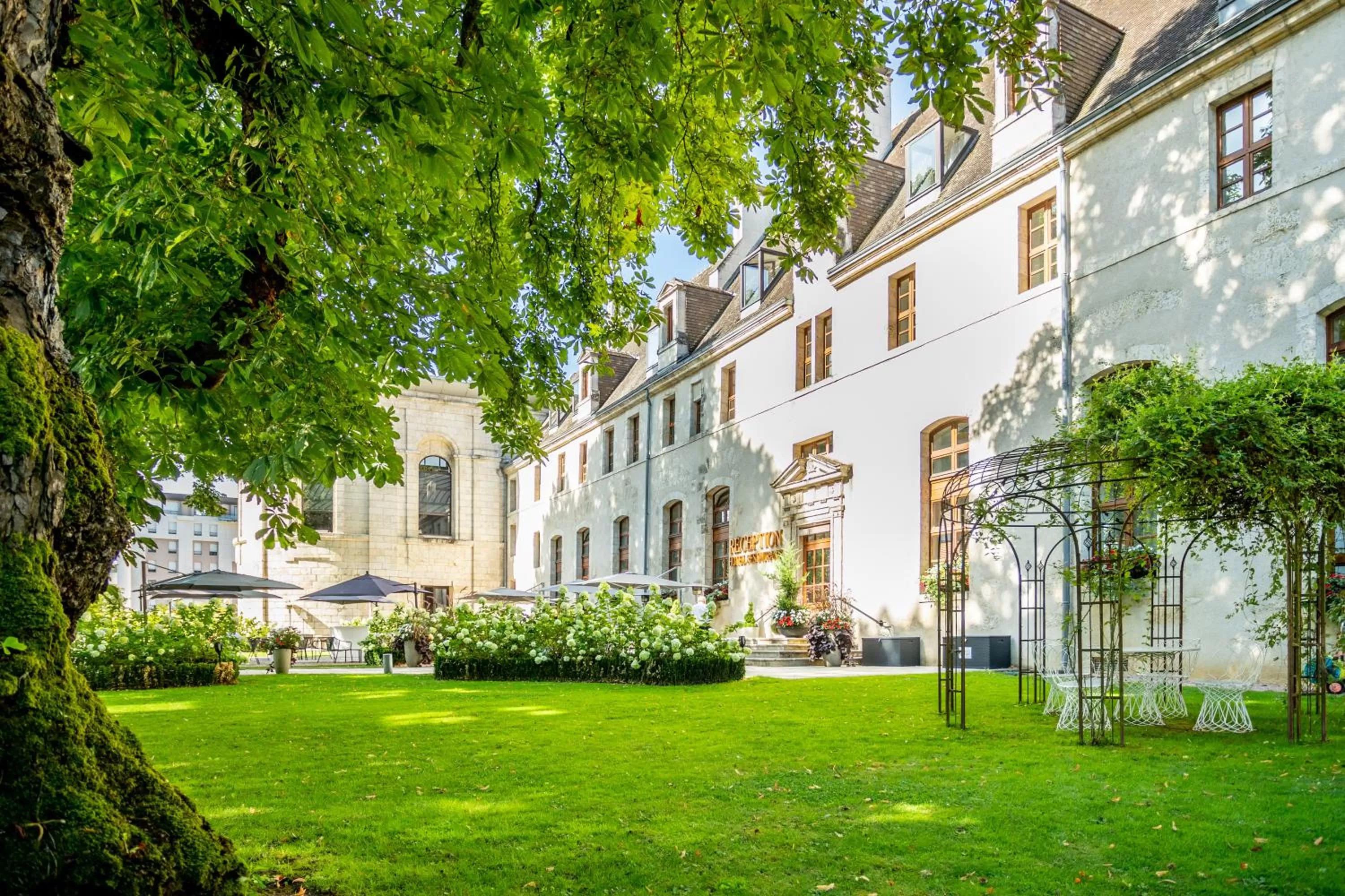 Garden in Hotel De Bourbon Grand Hotel Mercure Bourges