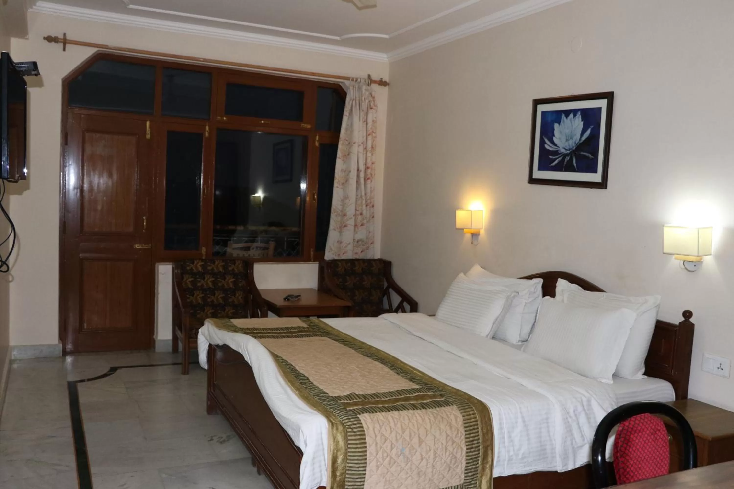 Photo of the whole room, Bed in Green Hotel