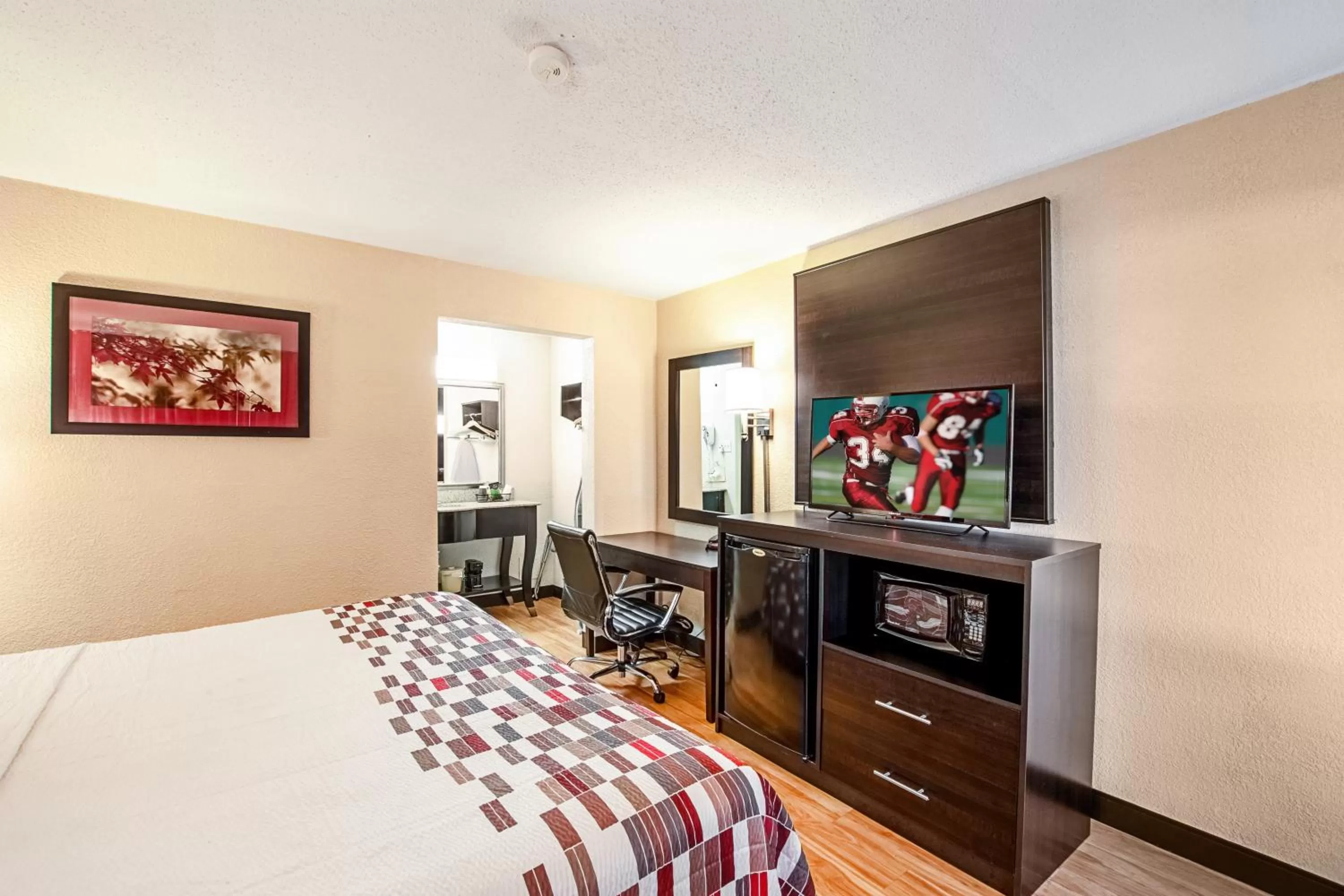 Photo of the whole room, Bed in Red Roof Inn Battle Creek