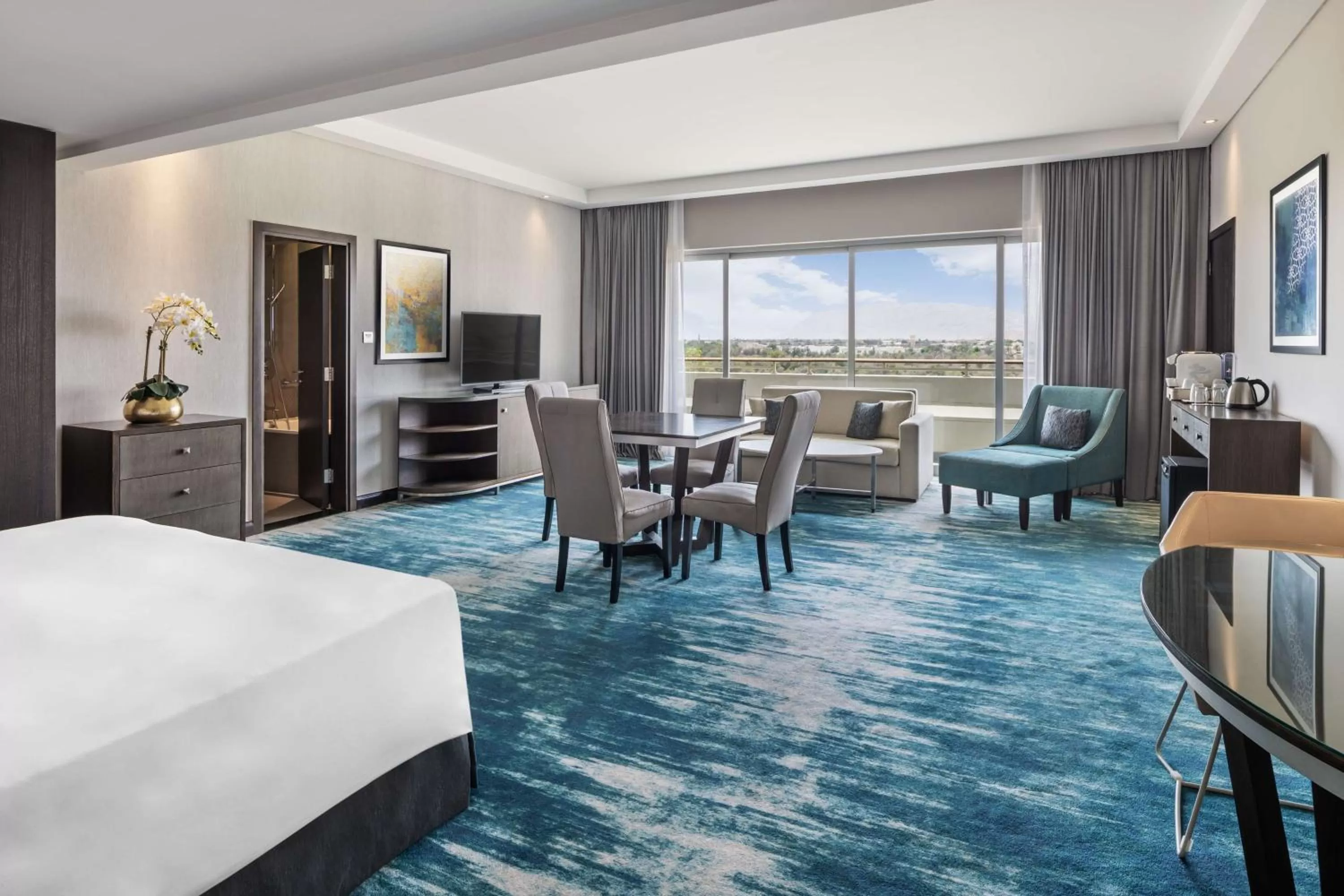 Coffee/tea facilities, Bed in Radisson Blu Hotel & Resort, Al Ain