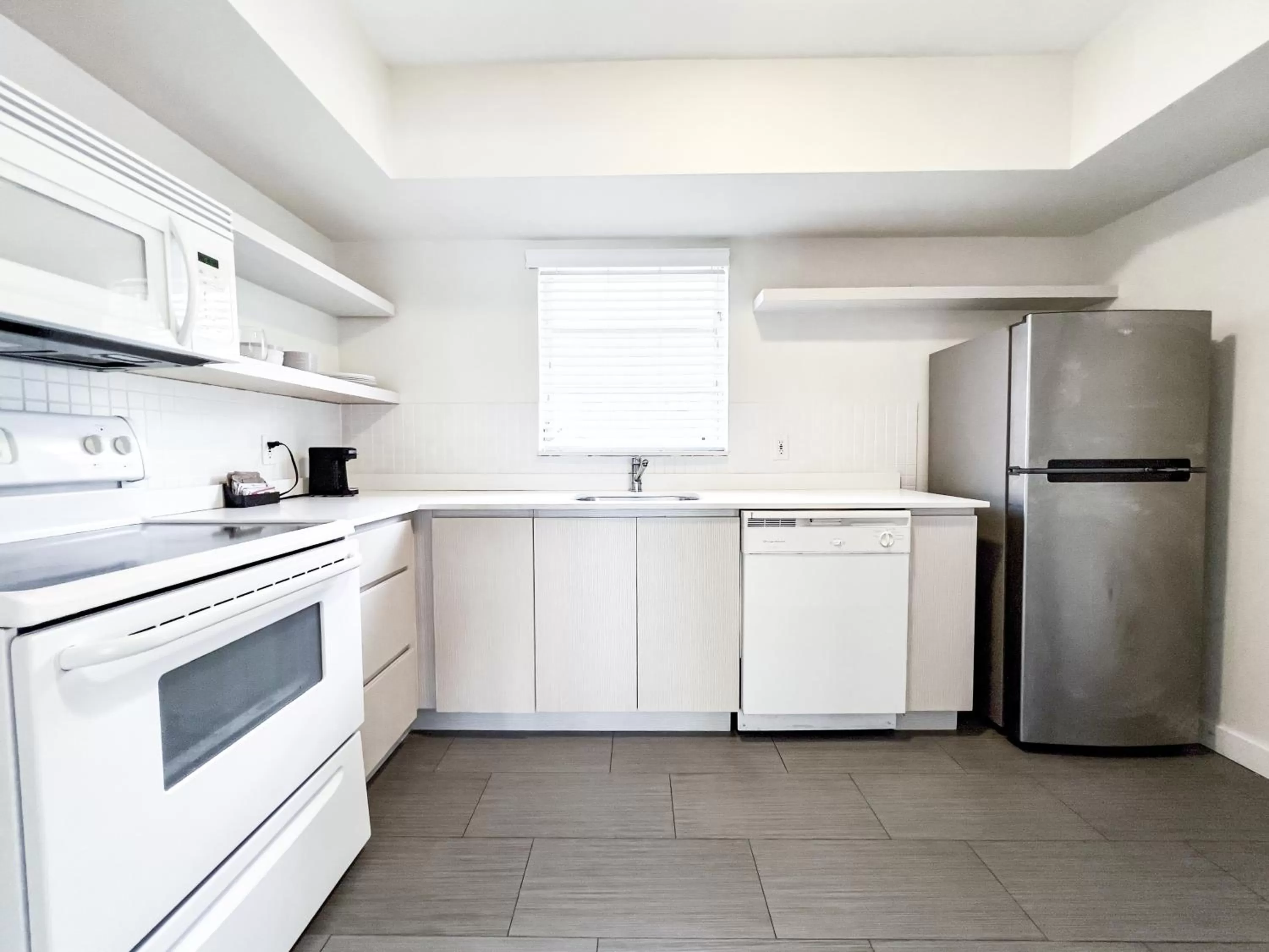 Kitchen or kitchenette, Kitchen/Kitchenette in Tara Hotel A North Beach Village Resort Hotel