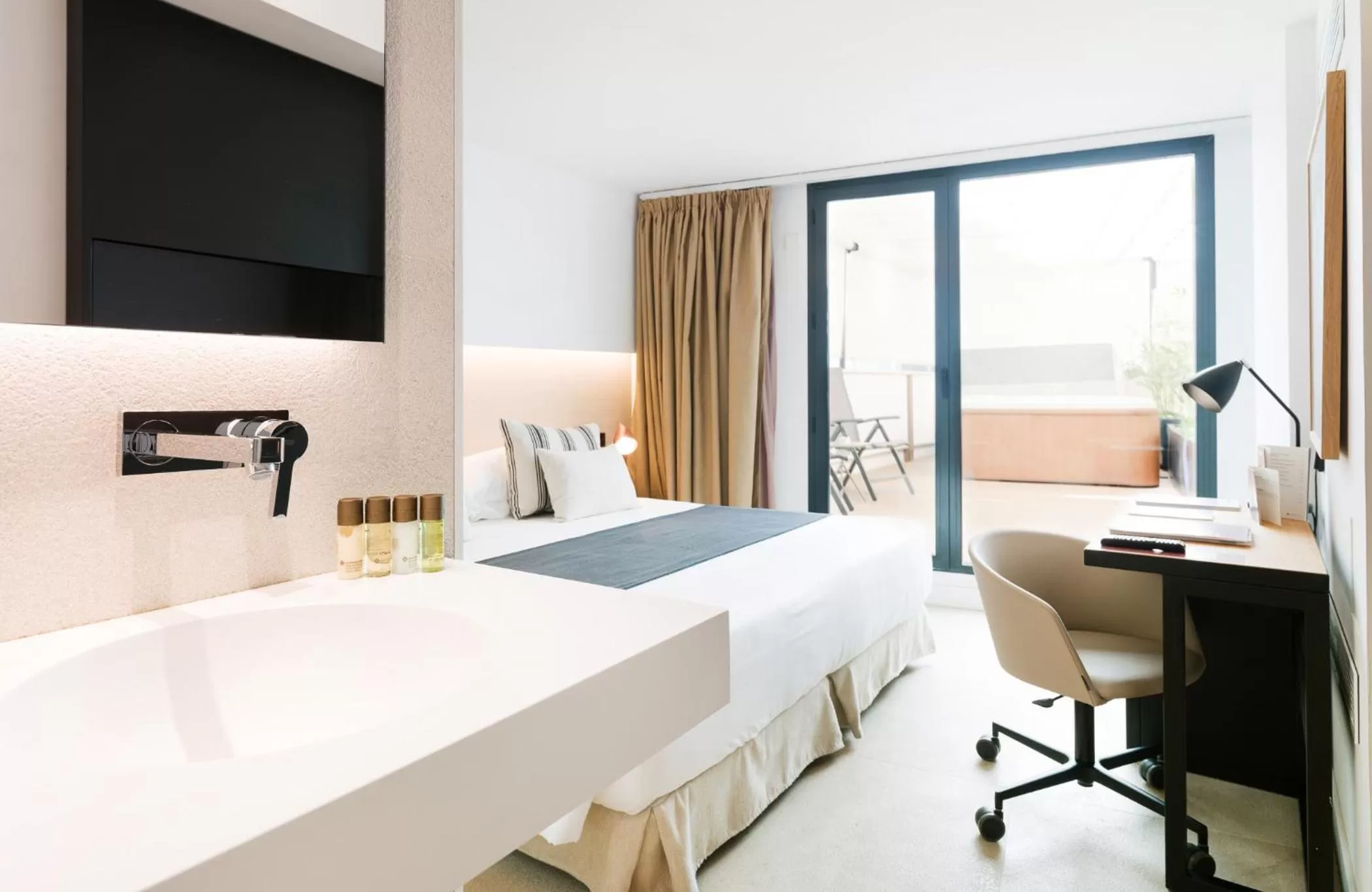 Hot Tub, Bed in Nakar Hotel