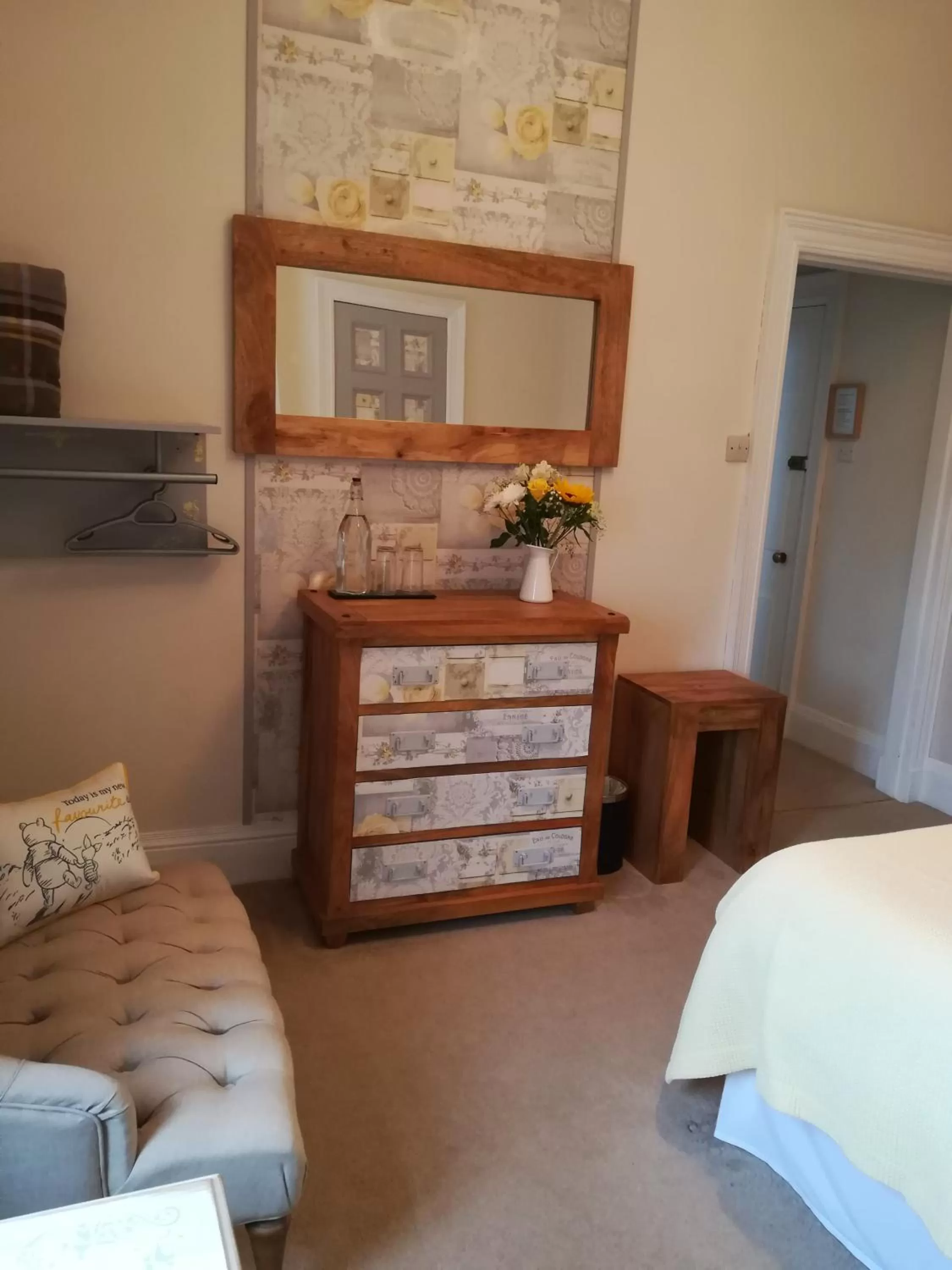 Bedroom, Bed in Furain